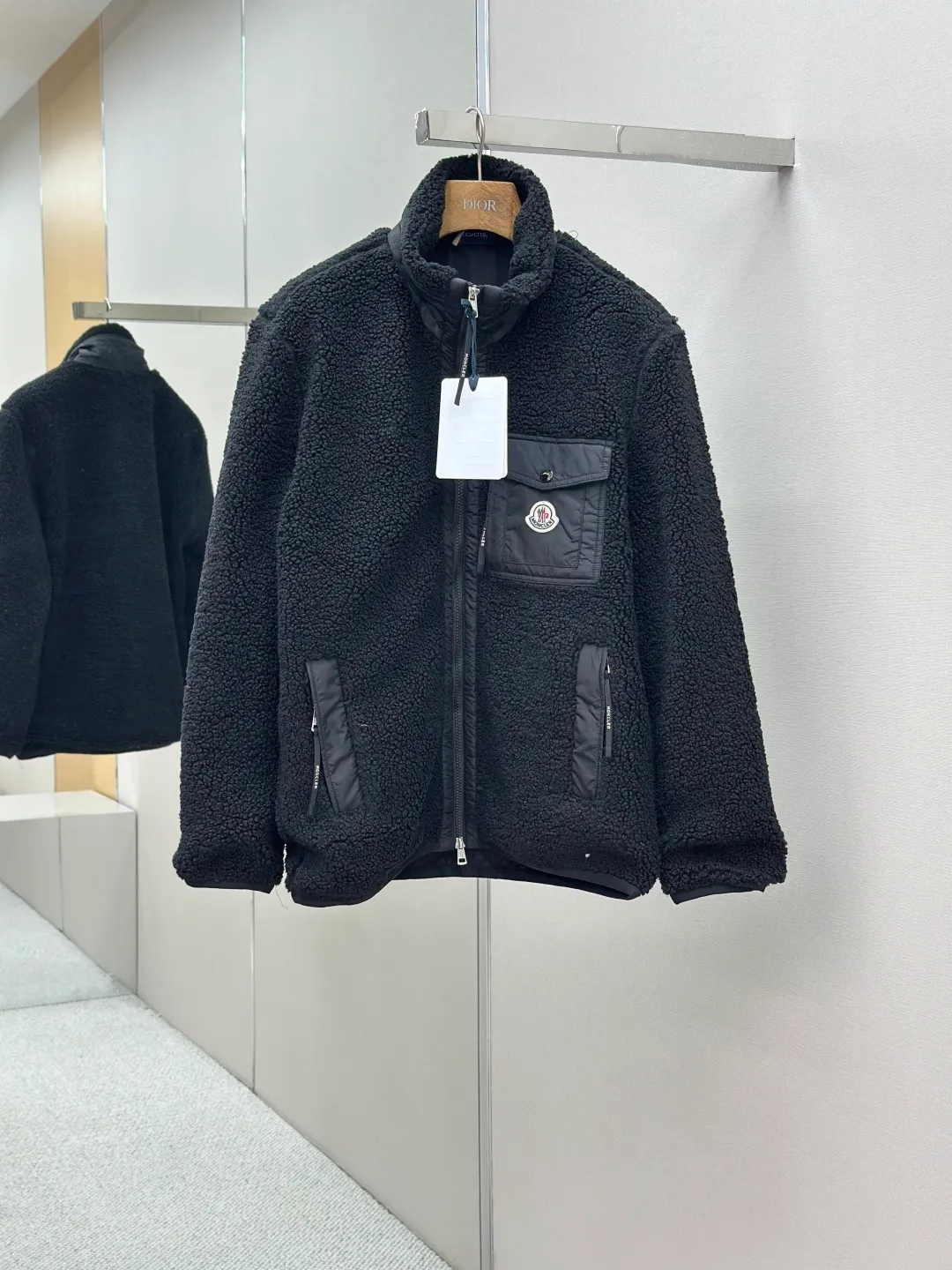P620 MONCLER Emblem Suede Jacket Fabric Selection: Made from 100% polyester fiber, shearling fabric is woven through high-tech processing. The surface has a layer of fine, dense velvet, which feels very smooth when in contact with the skin and has good skin-friendliness. The suede surface can hold a layer of still air in place, forming a good thermal insulation layer and providing excellent warmth retention. Due to the hollow nature of the fiber, although it is warm, it does not hinder the overall lightness of the quality. Details: The neckline, front placket, side pockets, and chest patch pockets are all embellished with nylon fabrics of the same color, creating a visual sense of hierarchy. Decorated with elastic cuffs and hem, it balances practicality and beauty. Accessories: Customized zipper pendant Customized badge Customized pocket snap SIZE: S M L XL