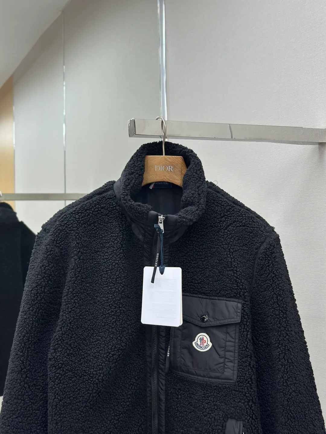 P620 MONCLER Emblem Suede Jacket Fabric Selection: Made from 100% polyester fiber, shearling fabric is woven through high-tech processing. The surface has a layer of fine, dense velvet, which feels very smooth when in contact with the skin and has good skin-friendliness. The suede surface can hold a layer of still air in place, forming a good thermal insulation layer and providing excellent warmth retention. Due to the hollow nature of the fiber, although it is warm, it does not hinder the overall lightness of the quality. Details: The neckline, front placket, side pockets, and chest patch pockets are all embellished with nylon fabrics of the same color, creating a visual sense of hierarchy. Decorated with elastic cuffs and hem, it balances practicality and beauty. Accessories: Customized zipper pendant Customized badge Customized pocket snap SIZE: S M L XL