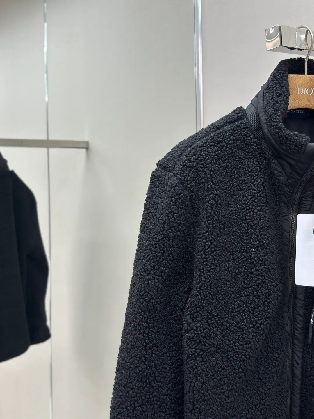 P620 MONCLER Emblem Suede Jacket Fabric Selection: Made from 100% polyester fiber, shearling fabric is woven through high-tech processing. The surface has a layer of fine, dense velvet, which feels very smooth when in contact with the skin and has good skin-friendliness. The suede surface can hold a layer of still air in place, forming a good thermal insulation layer and providing excellent warmth retention. Due to the hollow nature of the fiber, although it is warm, it does not hinder the overall lightness of the quality. Details: The neckline, front placket, side pockets, and chest patch pockets are all embellished with nylon fabrics of the same color, creating a visual sense of hierarchy. Decorated with elastic cuffs and hem, it balances practicality and beauty. Accessories: Customized zipper pendant Customized badge Customized pocket snap SIZE: S M L XL