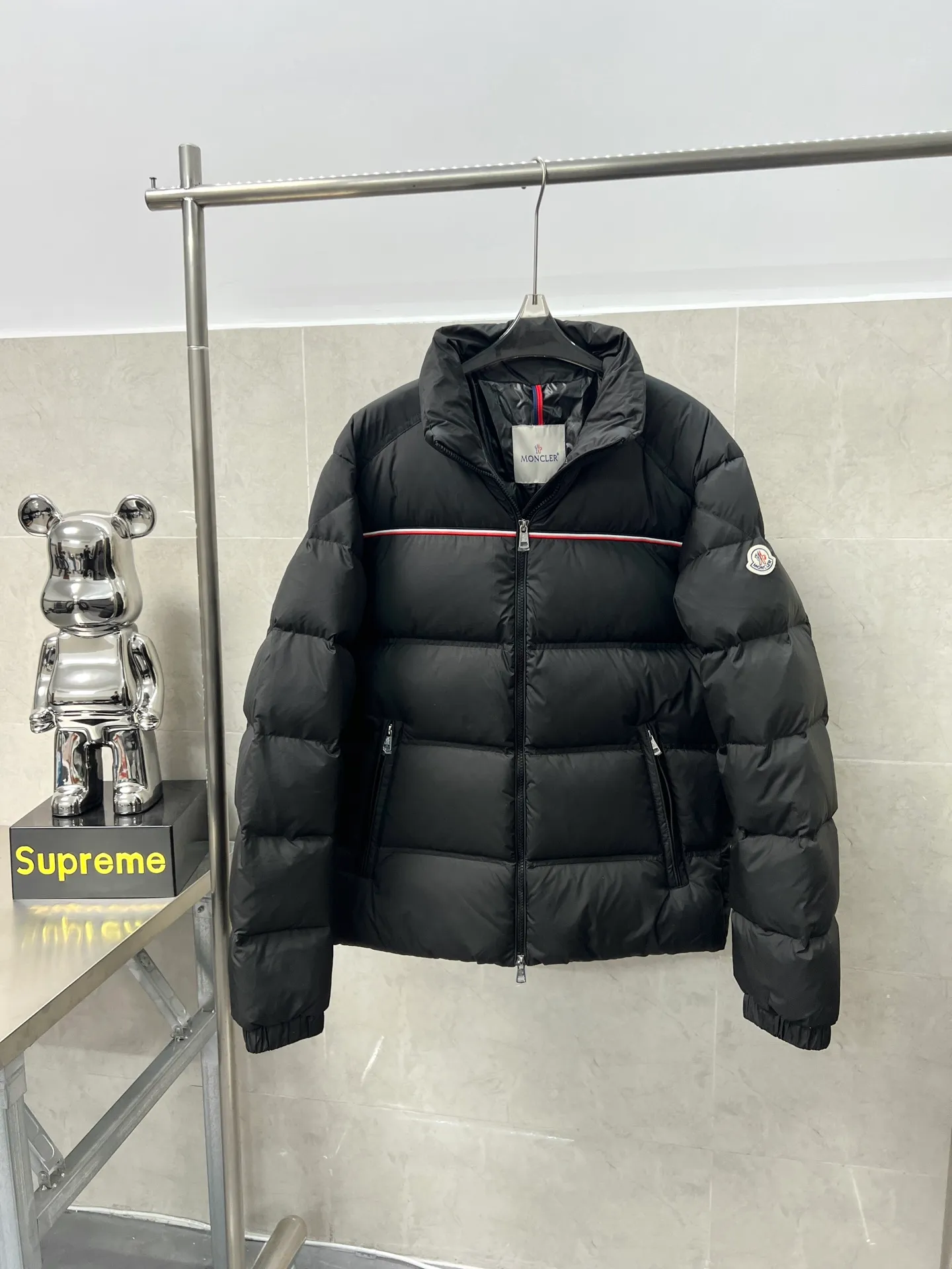 P980 Moncler Bouvaque short zipper stand collar long-sleeved jacket, the stand collar design is simple and elegant, the red and black stripe decoration on the chest adds a sense of fashion, and the full down filling ensures excellent warmth. 90% white duck down filling, top quality, classic tailoring. The upper body is full of street style; all the latest version of hardware accessories are custom molded to restore the original shape. The upper body silhouette is excellent, and the three labels are complete! GW will update at the same time. Color: white and black. Size: 1-5