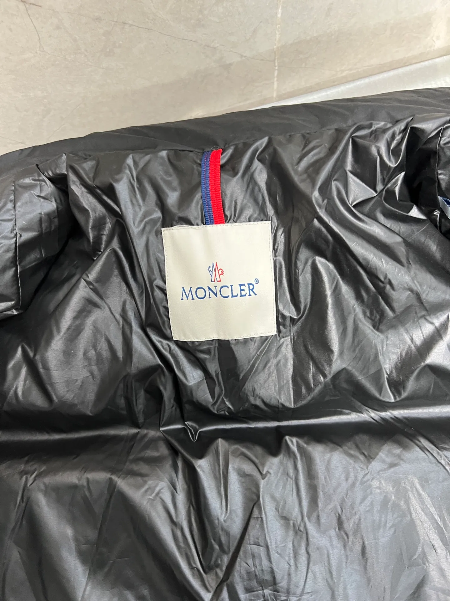 P980 Moncler Bouvaque short zipper stand collar long-sleeved jacket, the stand collar design is simple and elegant, the red and black stripe decoration on the chest adds a sense of fashion, and the full down filling ensures excellent warmth. 90% white duck down filling, top quality, classic tailoring. The upper body is full of street style; all the latest version of hardware accessories are custom molded to restore the original shape. The upper body silhouette is excellent, and the three labels are complete! GW will update at the same time. Color: white and black. Size: 1-5