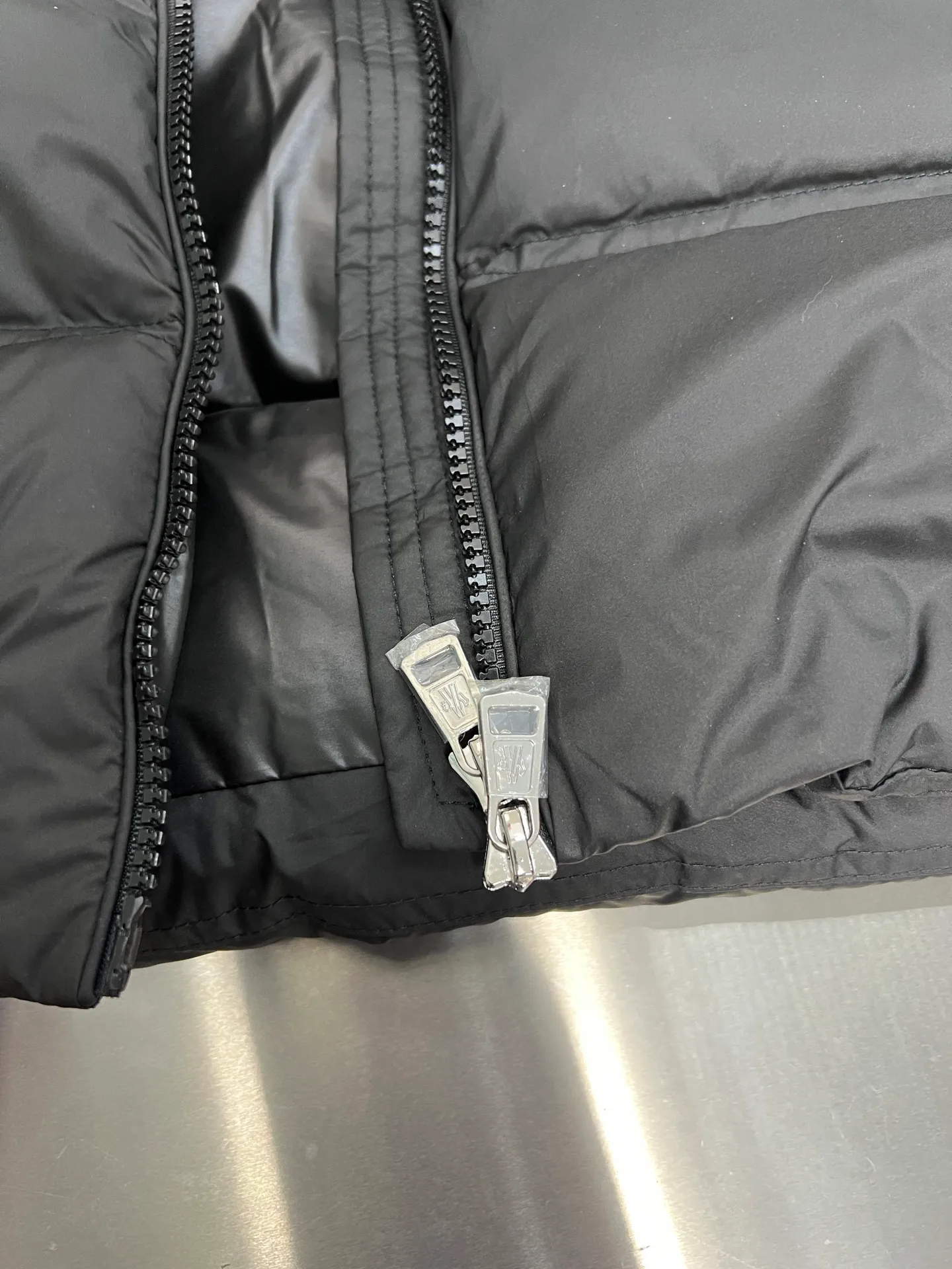 P980 Moncler Bouvaque short zipper stand collar long-sleeved jacket, the stand collar design is simple and elegant, the red and black stripe decoration on the chest adds a sense of fashion, and the full down filling ensures excellent warmth. 90% white duck down filling, top quality, classic tailoring. The upper body is full of street style; all the latest version of hardware accessories are custom molded to restore the original shape. The upper body silhouette is excellent, and the three labels are complete! GW will update at the same time. Color: white and black. Size: 1-5