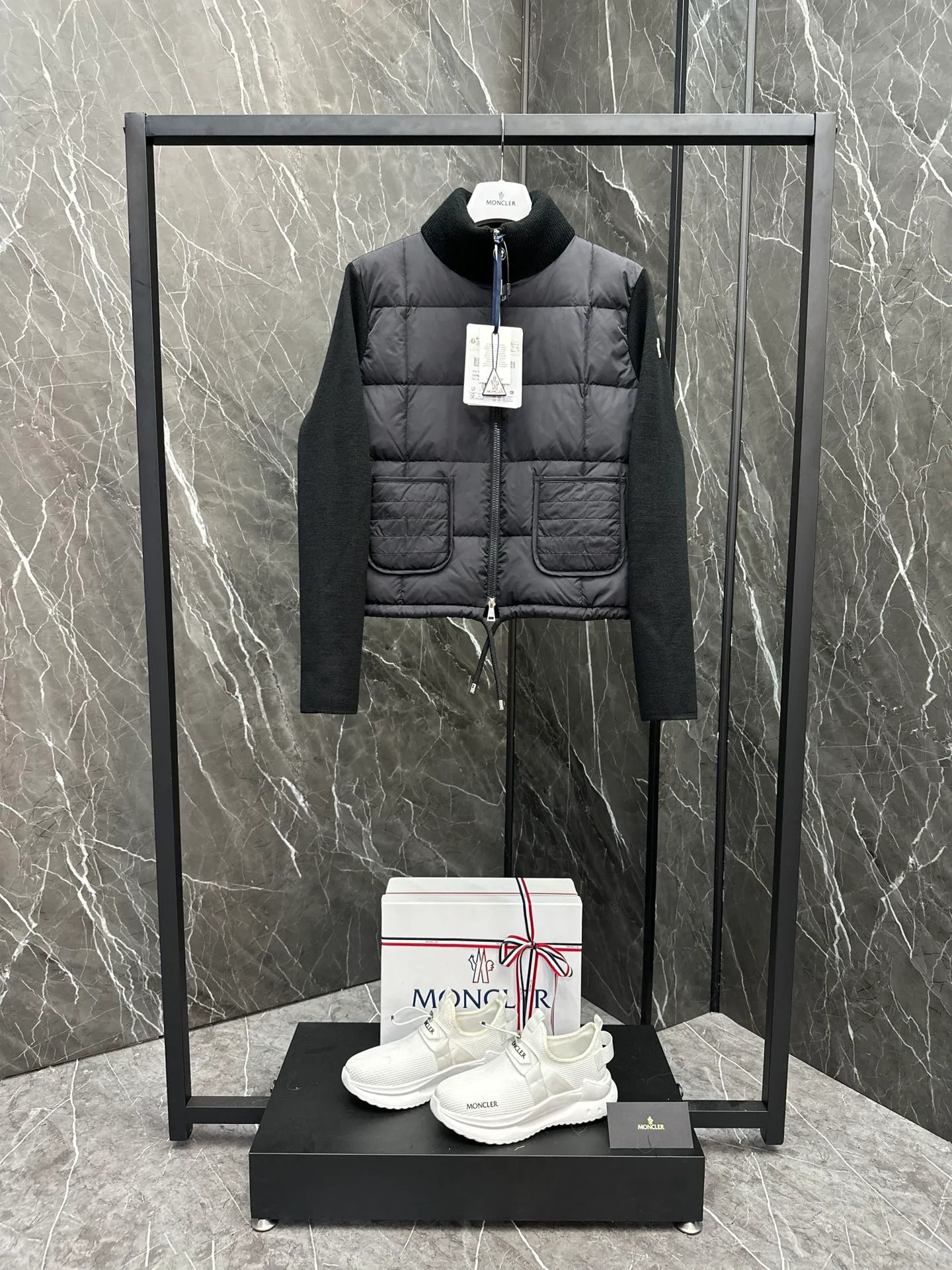 P600 New in Down ⬆️Moncler women’s padded wool zipper cardigan. This women’s wool cardigan is filled with down and can be styled in a variety of ways depending on the weather. (⚠️ Made of real wool, it will be slightly prickly when worn close to the body. It is recommended to match it with an inner layer. Fairies who are more concerned about it should not place an order.) This cardigan is made of wool and is filled with down on the front, back and collar. Lightweight knitted piece with a high collar and zip style. Details •Made from fine merino wool •Longue saison lining •Down filling at front, back and collar •Punto Milano stitching •14 stitches •Zip closure •Patch pockets •Drawstring hem Size: 1-4 Off-White Black L258031