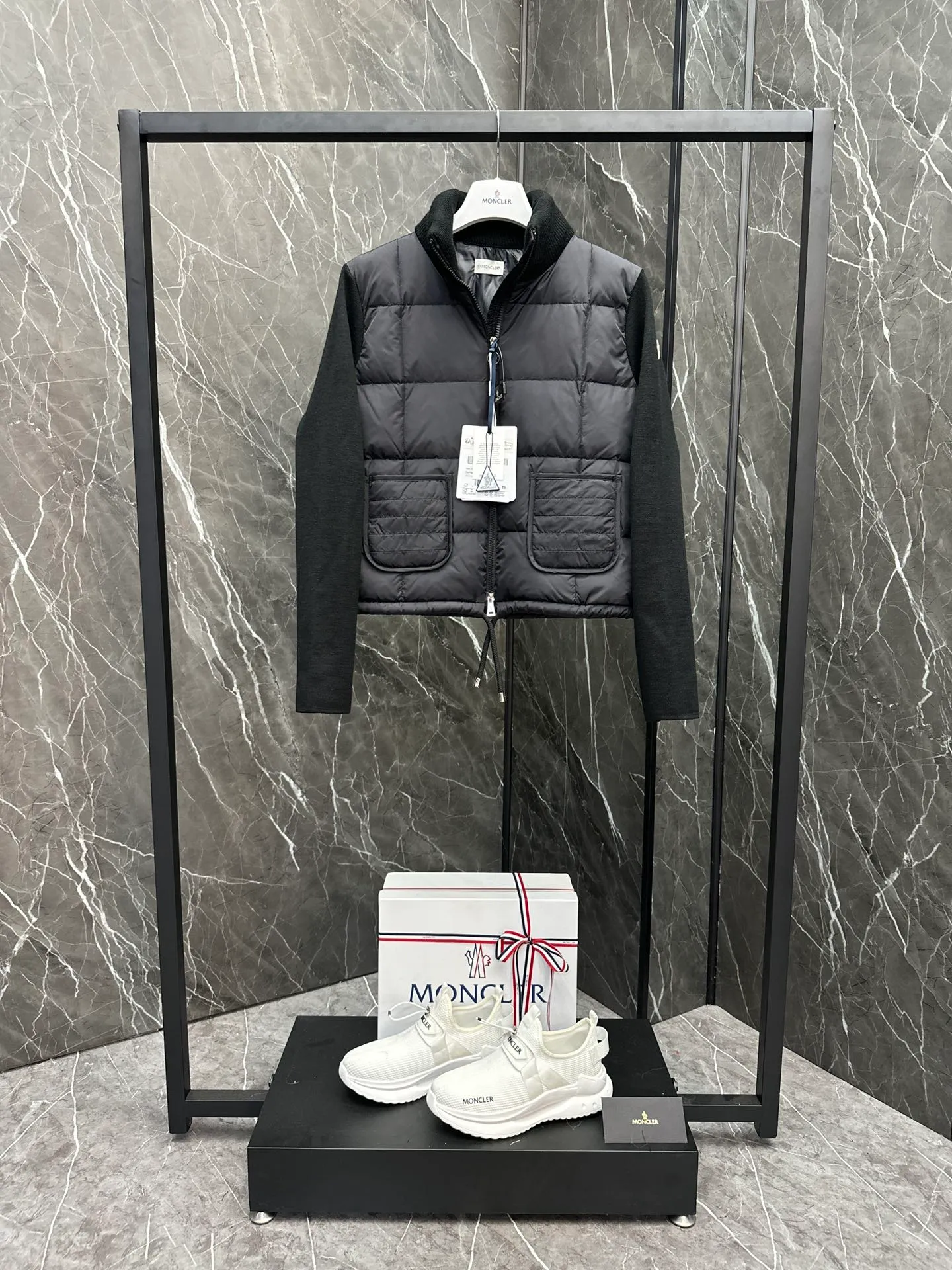 P600 New in Down ⬆️Moncler women’s padded wool zipper cardigan. This women’s wool cardigan is filled with down and can be styled in a variety of ways depending on the weather. (⚠️ Made of real wool, it will be slightly prickly when worn close to the body. It is recommended to match it with an inner layer. Fairies who are more concerned about it should not place an order.) This cardigan is made of wool and is filled with down on the front, back and collar. Lightweight knitted piece with a high collar and zip style. Details •Made from fine merino wool •Longue saison lining •Down filling at front, back and collar •Punto Milano stitching •14 stitches •Zip closure •Patch pockets •Drawstring hem Size: 1-4 Off-White Black L258031