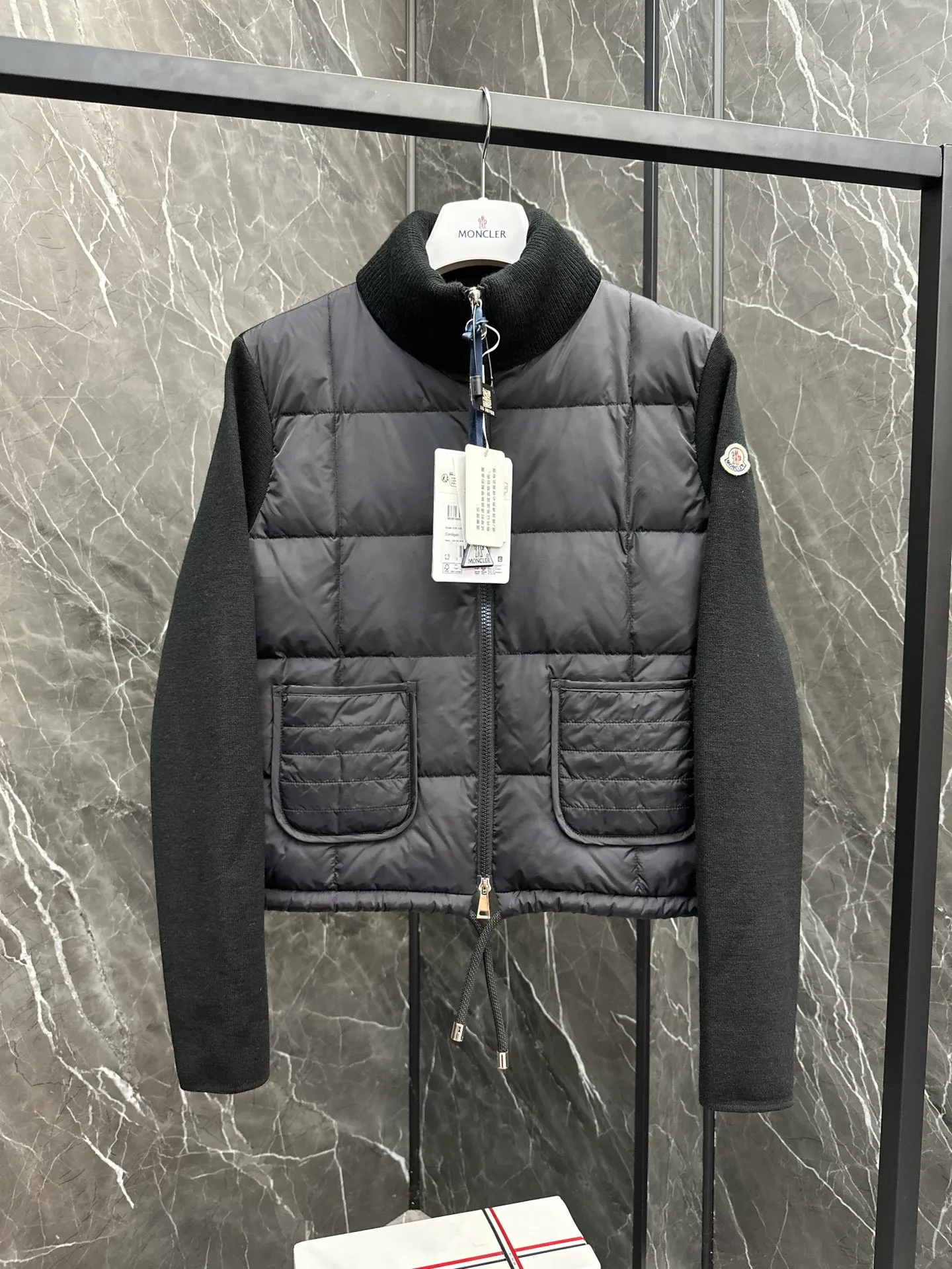 P600 New in Down ⬆️Moncler women’s padded wool zipper cardigan. This women’s wool cardigan is filled with down and can be styled in a variety of ways depending on the weather. (⚠️ Made of real wool, it will be slightly prickly when worn close to the body. It is recommended to match it with an inner layer. Fairies who are more concerned about it should not place an order.) This cardigan is made of wool and is filled with down on the front, back and collar. Lightweight knitted piece with a high collar and zip style. Details •Made from fine merino wool •Longue saison lining •Down filling at front, back and collar •Punto Milano stitching •14 stitches •Zip closure •Patch pockets •Drawstring hem Size: 1-4 Off-White Black L258031