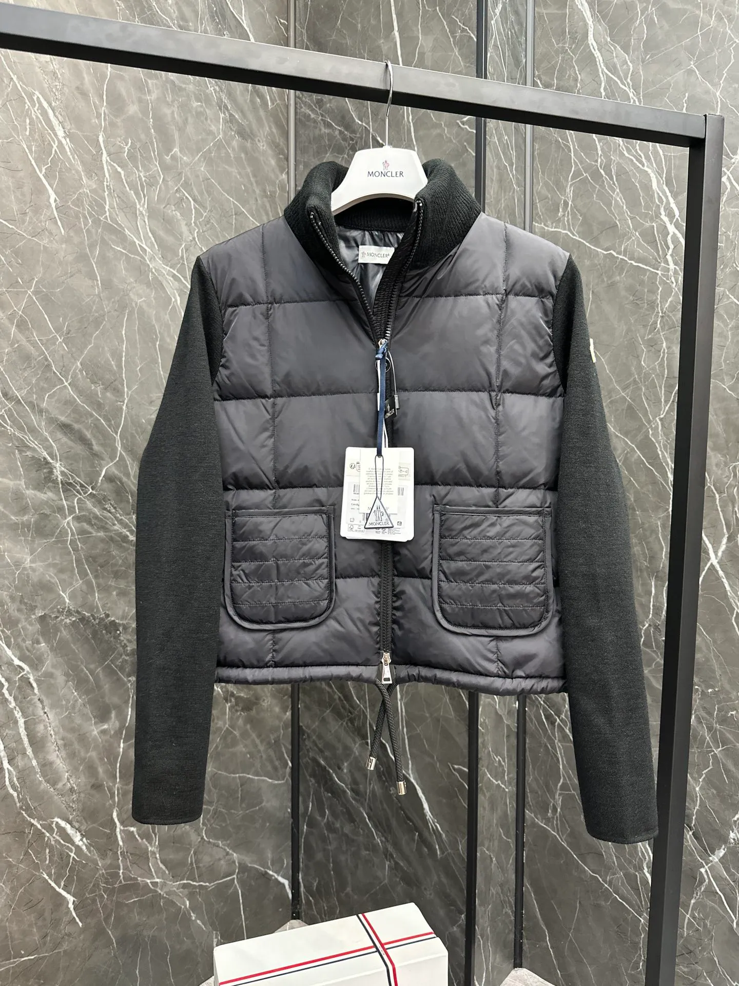 P600 New in Down ⬆️Moncler women’s padded wool zipper cardigan. This women’s wool cardigan is filled with down and can be styled in a variety of ways depending on the weather. (⚠️ Made of real wool, it will be slightly prickly when worn close to the body. It is recommended to match it with an inner layer. Fairies who are more concerned about it should not place an order.) This cardigan is made of wool and is filled with down on the front, back and collar. Lightweight knitted piece with a high collar and zip style. Details •Made from fine merino wool •Longue saison lining •Down filling at front, back and collar •Punto Milano stitching •14 stitches •Zip closure •Patch pockets •Drawstring hem Size: 1-4 Off-White Black L258031