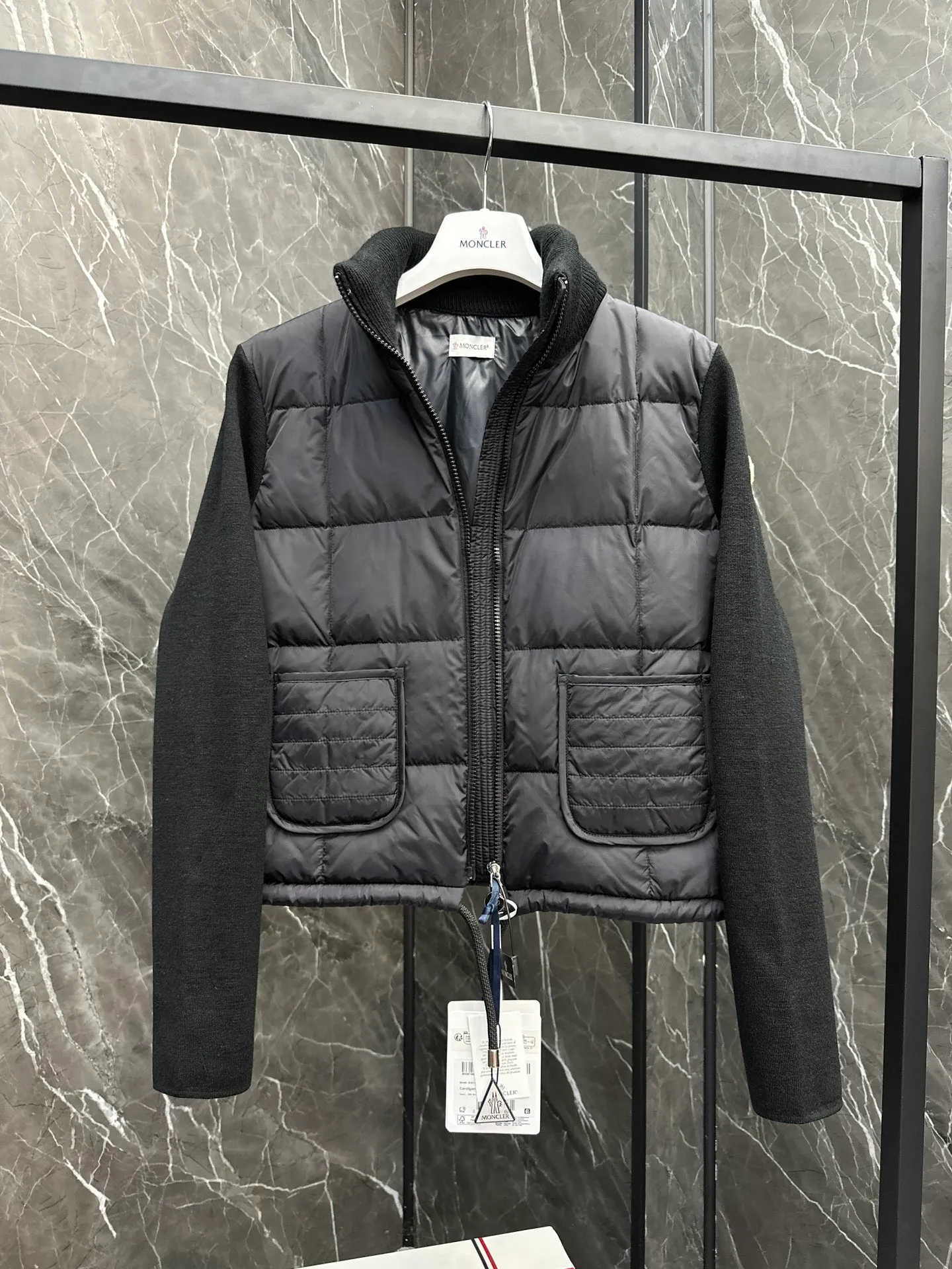 P600 New in Down ⬆️Moncler women’s padded wool zipper cardigan. This women’s wool cardigan is filled with down and can be styled in a variety of ways depending on the weather. (⚠️ Made of real wool, it will be slightly prickly when worn close to the body. It is recommended to match it with an inner layer. Fairies who are more concerned about it should not place an order.) This cardigan is made of wool and is filled with down on the front, back and collar. Lightweight knitted piece with a high collar and zip style. Details •Made from fine merino wool •Longue saison lining •Down filling at front, back and collar •Punto Milano stitching •14 stitches •Zip closure •Patch pockets •Drawstring hem Size: 1-4 Off-White Black L258031