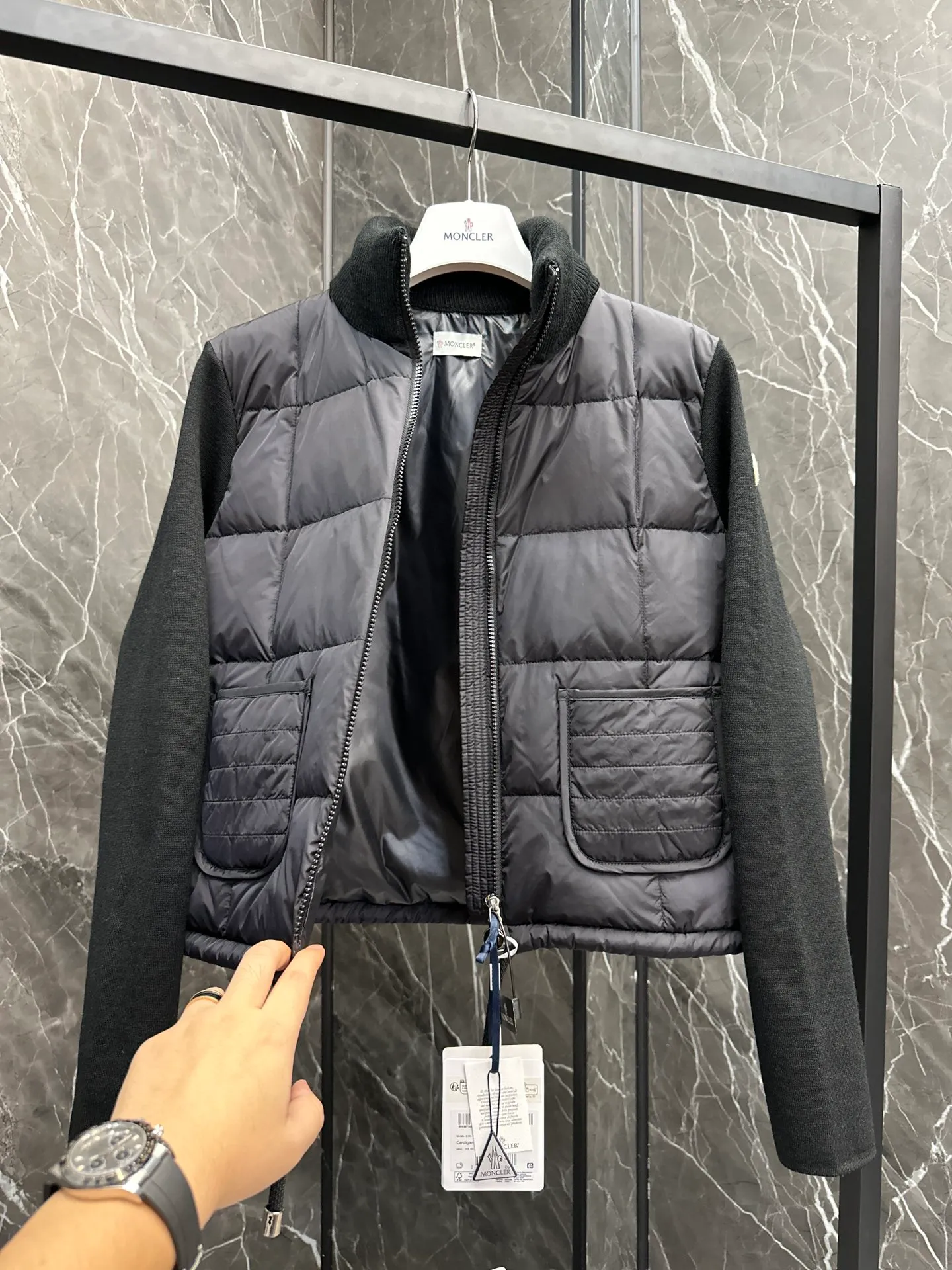 P600 New in Down ⬆️Moncler women’s padded wool zipper cardigan. This women’s wool cardigan is filled with down and can be styled in a variety of ways depending on the weather. (⚠️ Made of real wool, it will be slightly prickly when worn close to the body. It is recommended to match it with an inner layer. Fairies who are more concerned about it should not place an order.) This cardigan is made of wool and is filled with down on the front, back and collar. Lightweight knitted piece with a high collar and zip style. Details •Made from fine merino wool •Longue saison lining •Down filling at front, back and collar •Punto Milano stitching •14 stitches •Zip closure •Patch pockets •Drawstring hem Size: 1-4 Off-White Black L258031