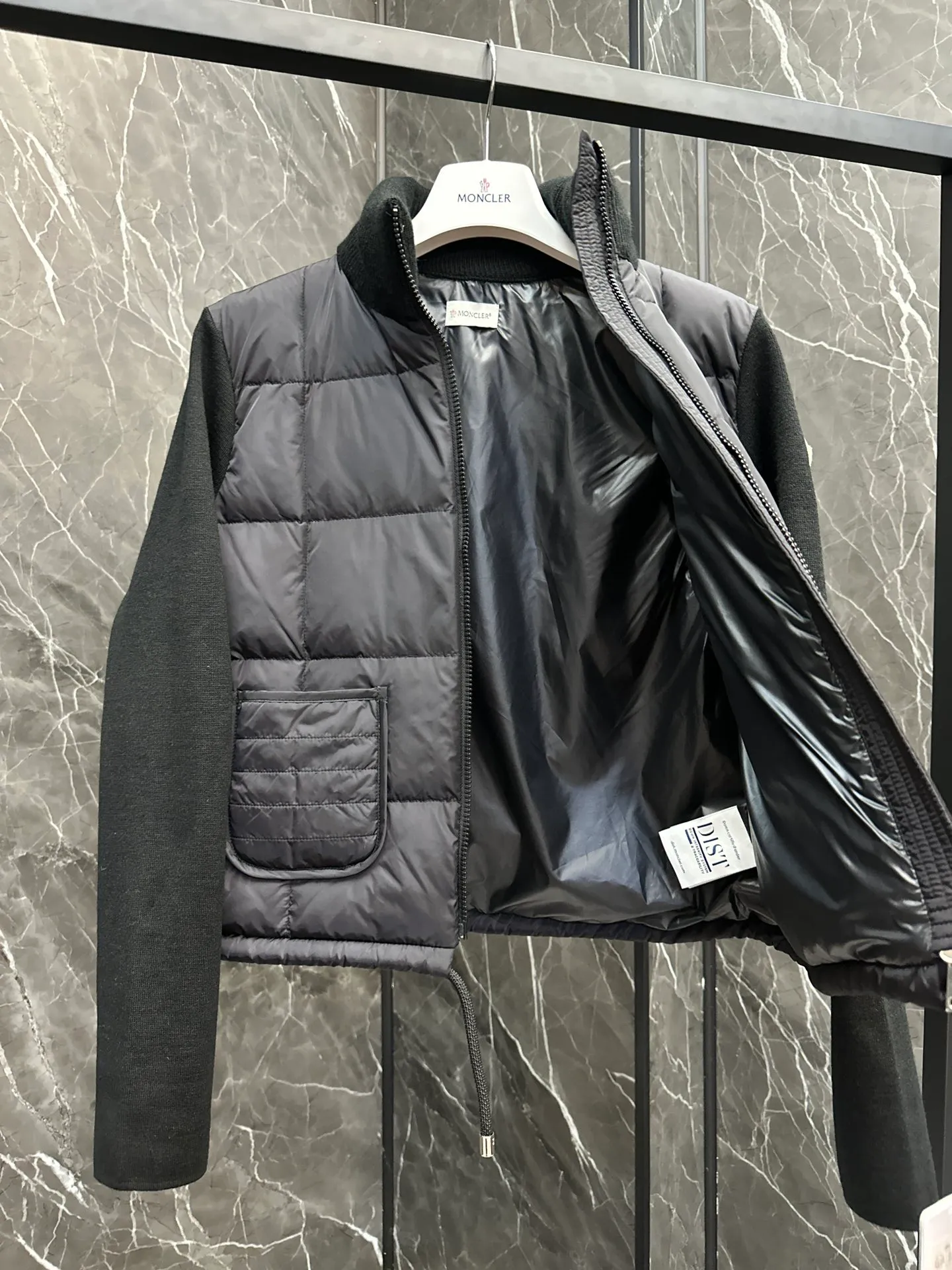 P600 New in Down ⬆️Moncler women’s padded wool zipper cardigan. This women’s wool cardigan is filled with down and can be styled in a variety of ways depending on the weather. (⚠️ Made of real wool, it will be slightly prickly when worn close to the body. It is recommended to match it with an inner layer. Fairies who are more concerned about it should not place an order.) This cardigan is made of wool and is filled with down on the front, back and collar. Lightweight knitted piece with a high collar and zip style. Details •Made from fine merino wool •Longue saison lining •Down filling at front, back and collar •Punto Milano stitching •14 stitches •Zip closure •Patch pockets •Drawstring hem Size: 1-4 Off-White Black L258031