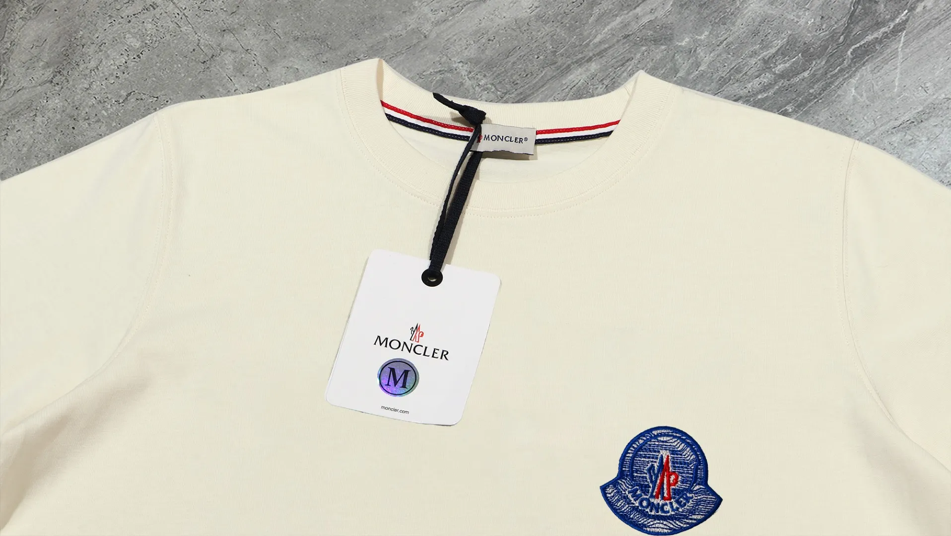 P210 High-version sweatshirt) [Long-term stock] 〖𝐌𝐎𝐍𝐂𝐋𝐄𝐑~Mask〗 Made of 440g heavy-weight fabric. It is different from the market currency. It can be matched with any variety and is properly handsome. 😎The whole dress is made of double waistcoats. The double waistcoats make the whole dress more three-dimensional. Not ordinary factories can do such fine work. 2025 Spring runway version of the T stage, on sale at the counter, round neck terry sweatshirt, high-end double-strand pure cotton, custom-made stretch ribs, dyed in the same vat, complete with three standards, matched with exquisite embroidered LOGO on the chest, simple and advanced, same style for men and women. Color: black, apricot, white, size: S M L XL 2XL