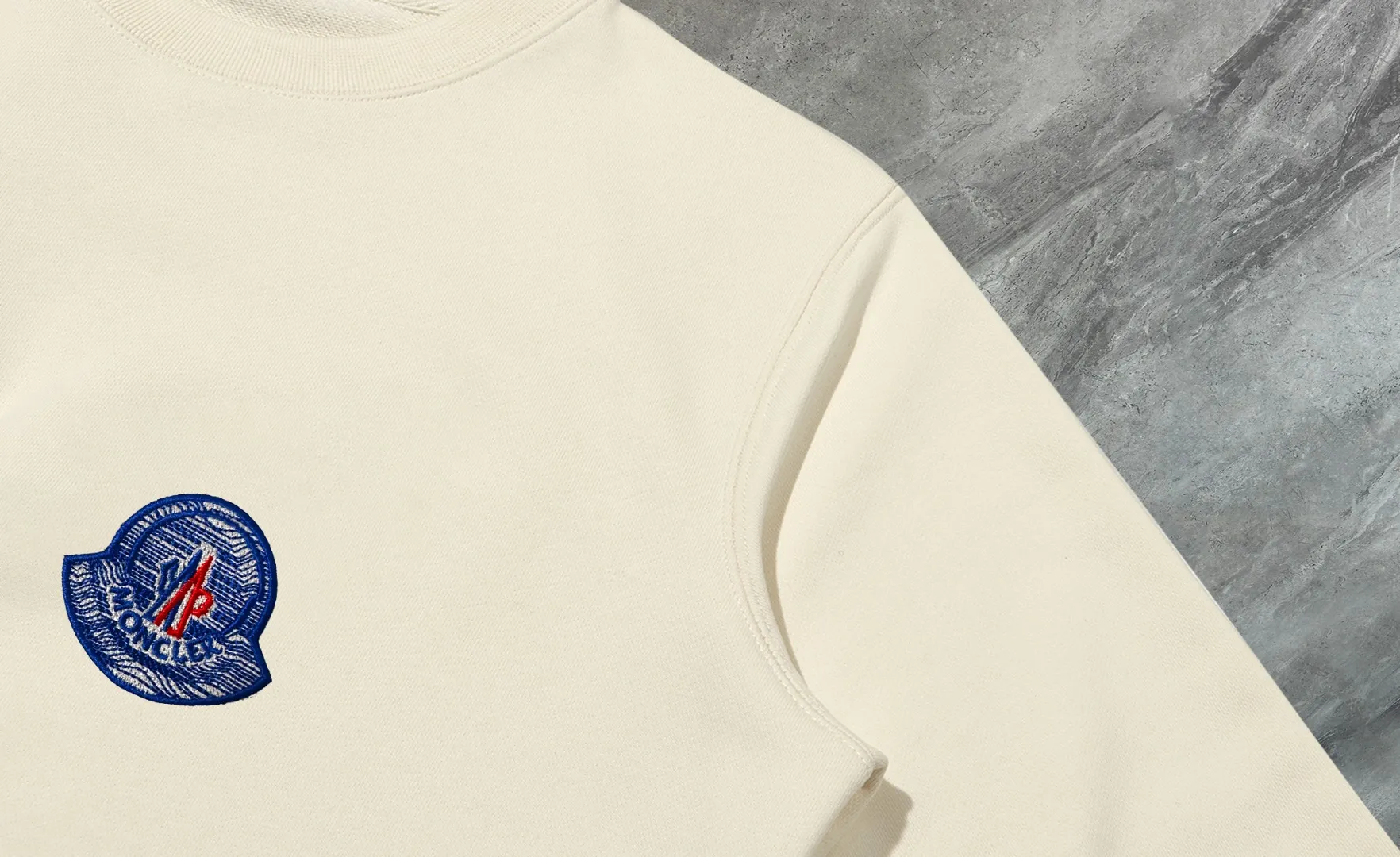 P210 High-version sweatshirt) [Long-term stock] 〖𝐌𝐎𝐍𝐂𝐋𝐄𝐑~Mask〗 Made of 440g heavy-weight fabric. It is different from the market currency. It can be matched with any variety and is properly handsome. 😎The whole dress is made of double waistcoats. The double waistcoats make the whole dress more three-dimensional. Not ordinary factories can do such fine work. 2025 Spring runway version of the T stage, on sale at the counter, round neck terry sweatshirt, high-end double-strand pure cotton, custom-made stretch ribs, dyed in the same vat, complete with three standards, matched with exquisite embroidered LOGO on the chest, simple and advanced, same style for men and women. Color: black, apricot, white, size: S M L XL 2XL