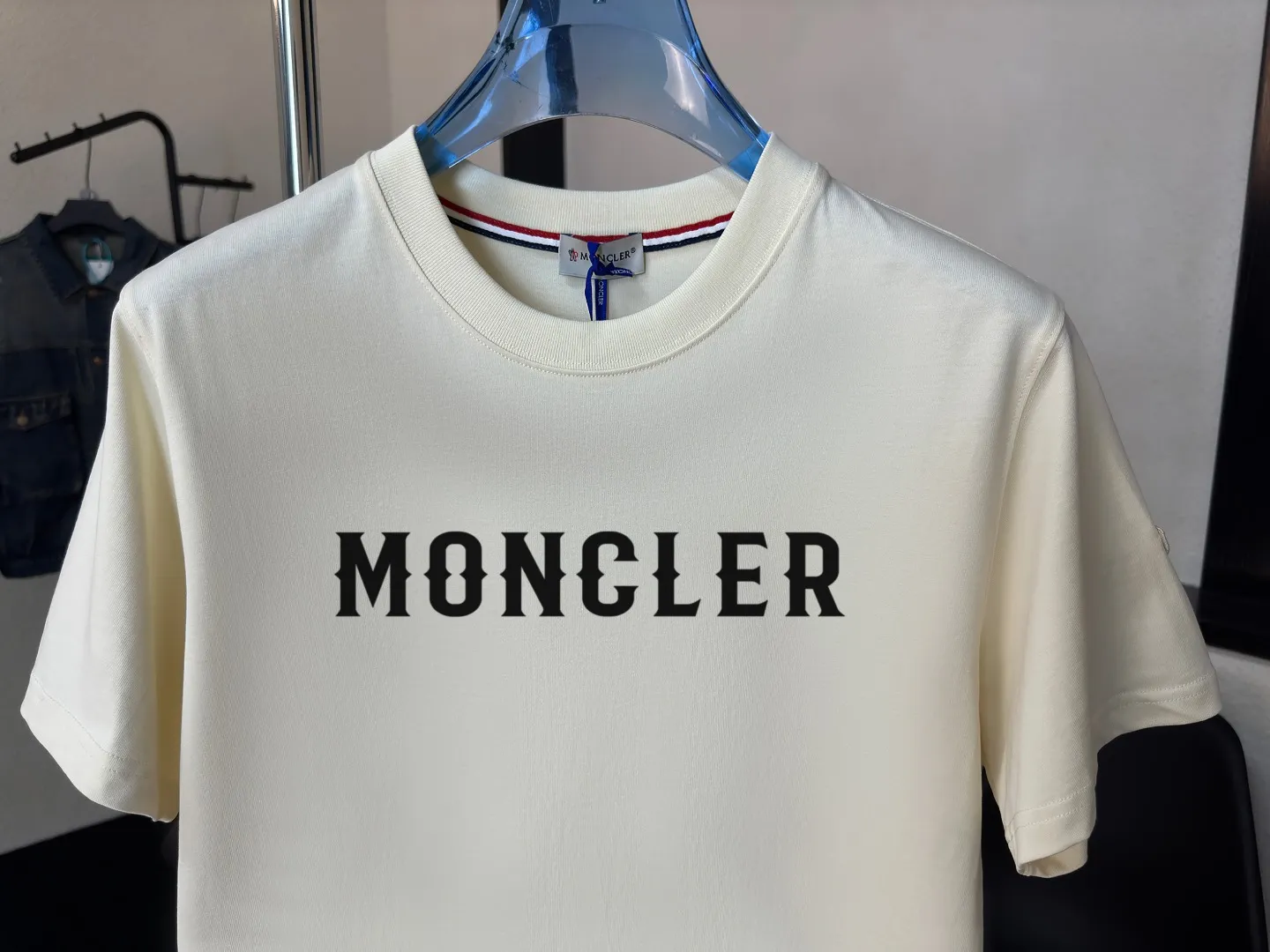 P140 Upgraded version "Mobile phone smart sensor ~ NFC chip armband ~ Direct access to the official website for anti-counterfeiting" "Moncler ~ Mouth Mouth" 2025 new high-quality round neck short-sleeved T-shirt. The cuffs have imported embroidered labels. Customized dyeing, very comfortable to touch. Super versatile and good-looking short-sleeved. Complete with three labels. Non-market ordinary version. Feel free to compare. Quality is absolutely guaranteed! ‼ First of all, this original fabric is all custom-woven with 32-count double yarn fabric, 250G, and the weight is the same‼ Fine workmanship, double waistcoat method, double waistcoat method, double waistcoat method makes the whole dress more three-dimensional, which is not a craft that ordinary T-shirts can achieve🤪 Size: S-M-L-XL-2XL Color: black, white, apricot, same style for men and women