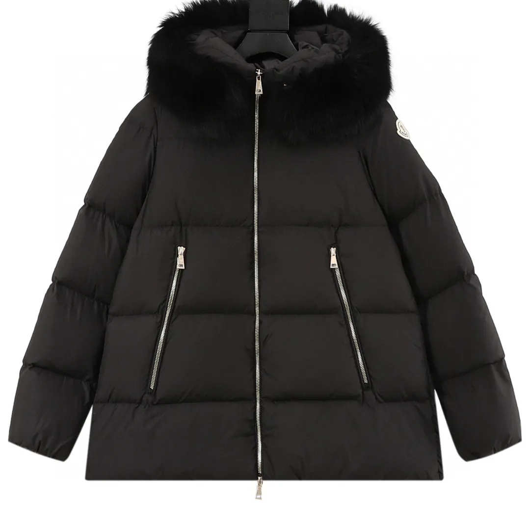 P980 Moncler masked hooded short down jacket with goose down filling. Oversized fur collar. Original replacement fabric and original matching hardware. The tag bar code is complete and consistent with the official website. The tag has a built-in NFC electronic sensor anti-counterfeiting label. The Laichefur women's short down jacket is classic and elegant, with a detachable wool collar.  Product Details: The Laichefur Down Jacket is designed to be both feminine and practical for all-day wear. Features a hood in brushed polyester with an elegant matte finish. Paired with a detachable fleece collar, it provides warmth and protection in different environments.  Details: •Made from brushed polyester •Longue saison lining •Down filled •Hood •Removable fleece collar •Zip closure •Zip pockets Style: A95# Color: Black White Size: 1-4