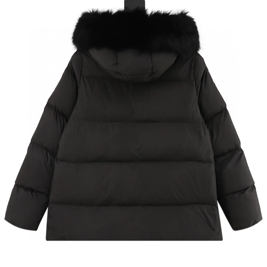P980 Moncler masked hooded short down jacket with goose down filling. Oversized fur collar. Original replacement fabric and original matching hardware. The tag bar code is complete and consistent with the official website. The tag has a built-in NFC electronic sensor anti-counterfeiting label. The Laichefur women's short down jacket is classic and elegant, with a detachable wool collar.  Product Details: The Laichefur Down Jacket is designed to be both feminine and practical for all-day wear. Features a hood in brushed polyester with an elegant matte finish. Paired with a detachable fleece collar, it provides warmth and protection in different environments.  Details: •Made from brushed polyester •Longue saison lining •Down filled •Hood •Removable fleece collar •Zip closure •Zip pockets Style: A95# Color: Black White Size: 1-4