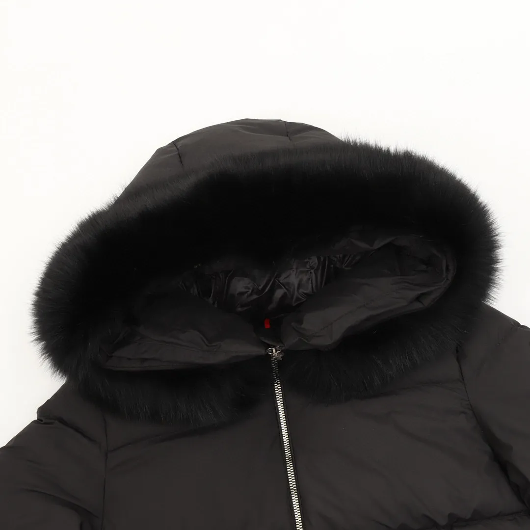 P980 Moncler masked hooded short down jacket with goose down filling. Oversized fur collar. Original replacement fabric and original matching hardware. The tag bar code is complete and consistent with the official website. The tag has a built-in NFC electronic sensor anti-counterfeiting label. The Laichefur women's short down jacket is classic and elegant, with a detachable wool collar.  Product Details: The Laichefur Down Jacket is designed to be both feminine and practical for all-day wear. Features a hood in brushed polyester with an elegant matte finish. Paired with a detachable fleece collar, it provides warmth and protection in different environments.  Details: •Made from brushed polyester •Longue saison lining •Down filled •Hood •Removable fleece collar •Zip closure •Zip pockets Style: A95# Color: Black White Size: 1-4
