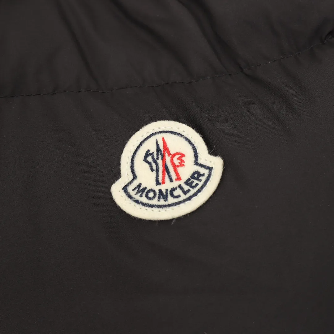 P980 Moncler masked hooded short down jacket with goose down filling. Oversized fur collar. Original replacement fabric and original matching hardware. The tag bar code is complete and consistent with the official website. The tag has a built-in NFC electronic sensor anti-counterfeiting label. The Laichefur women's short down jacket is classic and elegant, with a detachable wool collar.  Product Details: The Laichefur Down Jacket is designed to be both feminine and practical for all-day wear. Features a hood in brushed polyester with an elegant matte finish. Paired with a detachable fleece collar, it provides warmth and protection in different environments.  Details: •Made from brushed polyester •Longue saison lining •Down filled •Hood •Removable fleece collar •Zip closure •Zip pockets Style: A95# Color: Black White Size: 1-4
