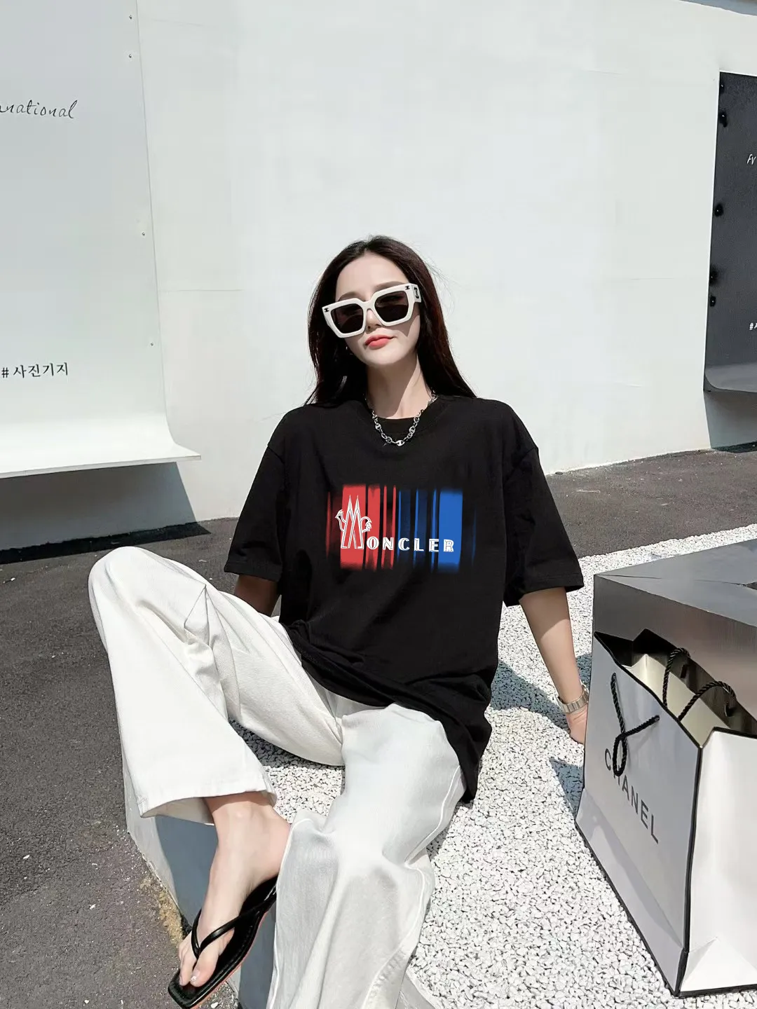 P140 🔥 [MONCLER] 2025FW short-sleeved T-shirt with badge + LOGO, high-end 26s double yarn 300g fabric, heavy fabric, custom stretcher rib, same vat and dye, complete three standards, same style for men and women, color: black, white, size: S M L XL 2XL