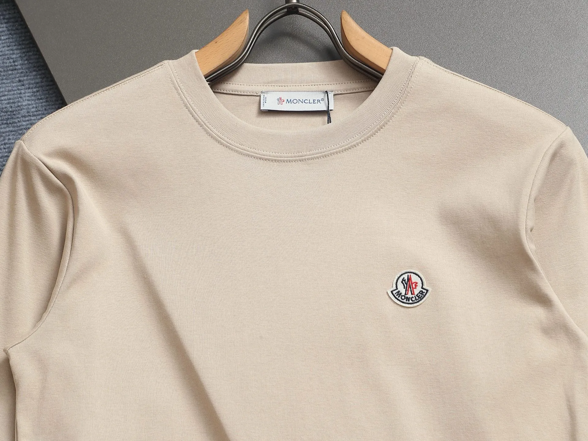 P180 MONCLER Mouth Mouth Minimalist Classic Badge Logo Exquisitely Upgraded, Inspired by the 1980s Retro Original Fabric Official Same Style Bottoming Shirt Customized 340g vat-dyed fabric Very comfortable to the touch Synchronized with spring and summer brick cabinets Fashionable and individual Super versatile and good-looking Suitable for both men and women A must-have for everyone Hang tag Collar label Washed wheat Complete with three labels Color: White Black Green Khaki Size: SMLXL
