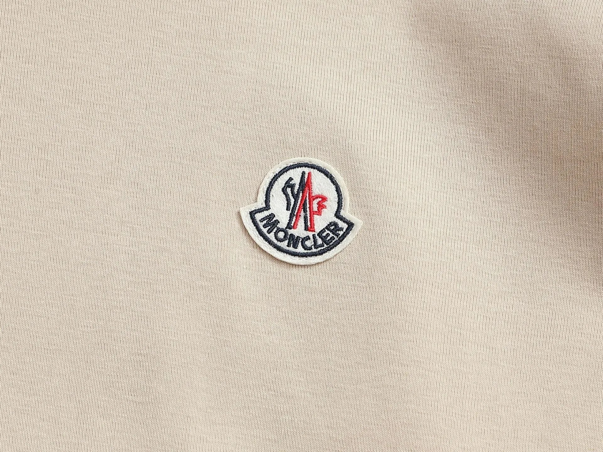 P180 MONCLER Mouth Mouth Minimalist Classic Badge Logo Exquisitely Upgraded, Inspired by the 1980s Retro Original Fabric Official Same Style Bottoming Shirt Customized 340g vat-dyed fabric Very comfortable to the touch Synchronized with spring and summer brick cabinets Fashionable and individual Super versatile and good-looking Suitable for both men and women A must-have for everyone Hang tag Collar label Washed wheat Complete with three labels Color: White Black Green Khaki Size: SMLXL