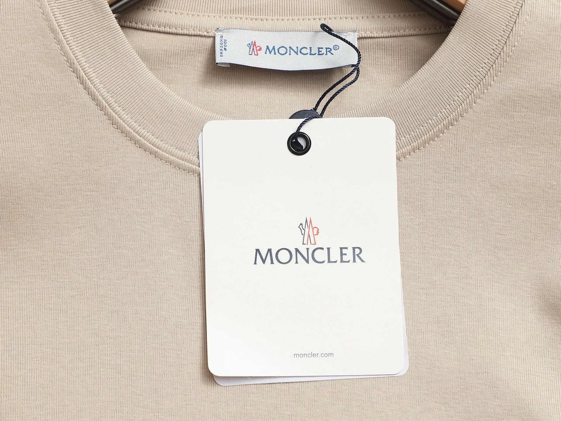 P180 MONCLER Mouth Mouth Minimalist Classic Badge Logo Exquisitely Upgraded, Inspired by the 1980s Retro Original Fabric Official Same Style Bottoming Shirt Customized 340g vat-dyed fabric Very comfortable to the touch Synchronized with spring and summer brick cabinets Fashionable and individual Super versatile and good-looking Suitable for both men and women A must-have for everyone Hang tag Collar label Washed wheat Complete with three labels Color: White Black Green Khaki Size: SMLXL