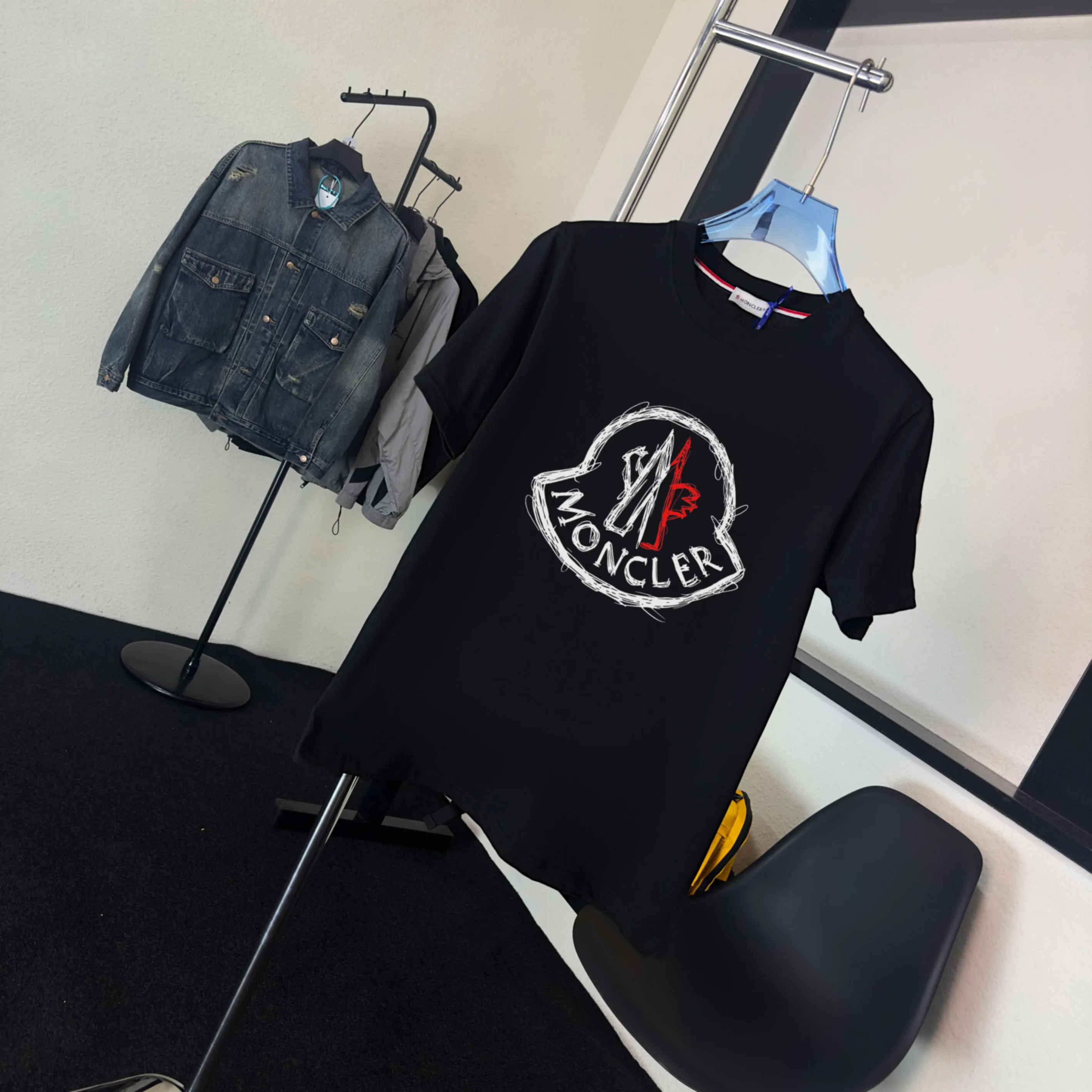 P140 💰Upgraded version "Mobile phone smart sensor ~ NFC chip armband ~ direct access to the official website for anti-counterfeiting" "Moncler ~ Mouth Mouth" 2025 new high-quality round neck short-sleeved T-shirt. The cuffs have imported embroidered labels. Customized dyeing, very comfortable to touch. Super versatile and good-looking short-sleeved. Complete with three labels. Non-market ordinary version. Feel free to compare. Quality is absolutely guaranteed! ‼ First of all, this original fabric is all custom-woven with 32-count double yarn fabric, 250G, and the weight is the same‼ Fine workmanship, double waistcoat method, double waistcoat method, double waistcoat method makes the whole dress more three-dimensional, which is not a craft that ordinary T-shirts can achieve🤪 Size: S-M-L-XL-2XL Color: black, white, apricot, same style for men and women