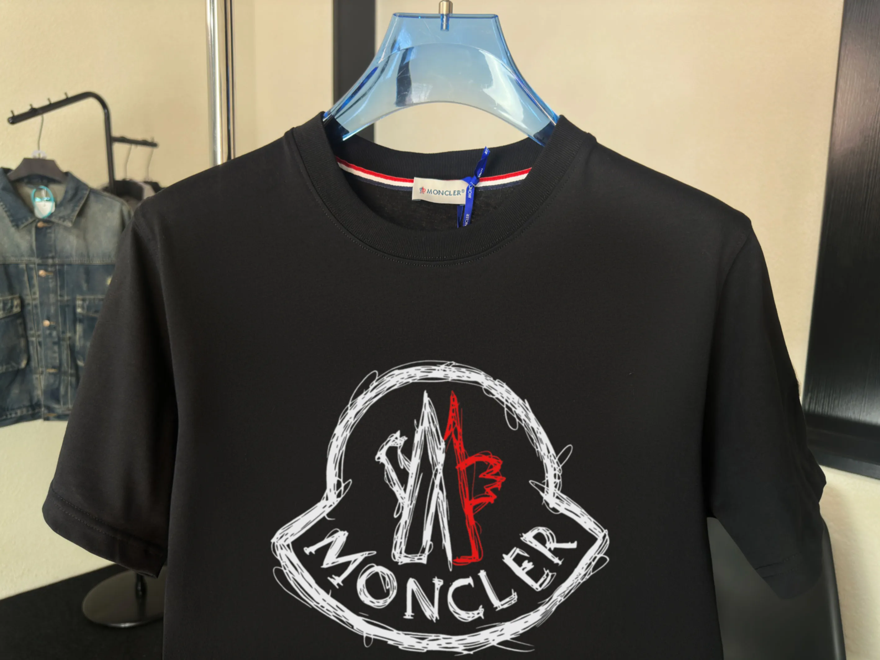 P140 💰Upgraded version "Mobile phone smart sensor ~ NFC chip armband ~ direct access to the official website for anti-counterfeiting" "Moncler ~ Mouth Mouth" 2025 new high-quality round neck short-sleeved T-shirt. The cuffs have imported embroidered labels. Customized dyeing, very comfortable to touch. Super versatile and good-looking short-sleeved. Complete with three labels. Non-market ordinary version. Feel free to compare. Quality is absolutely guaranteed! ‼ First of all, this original fabric is all custom-woven with 32-count double yarn fabric, 250G, and the weight is the same‼ Fine workmanship, double waistcoat method, double waistcoat method, double waistcoat method makes the whole dress more three-dimensional, which is not a craft that ordinary T-shirts can achieve🤪 Size: S-M-L-XL-2XL Color: black, white, apricot, same style for men and women