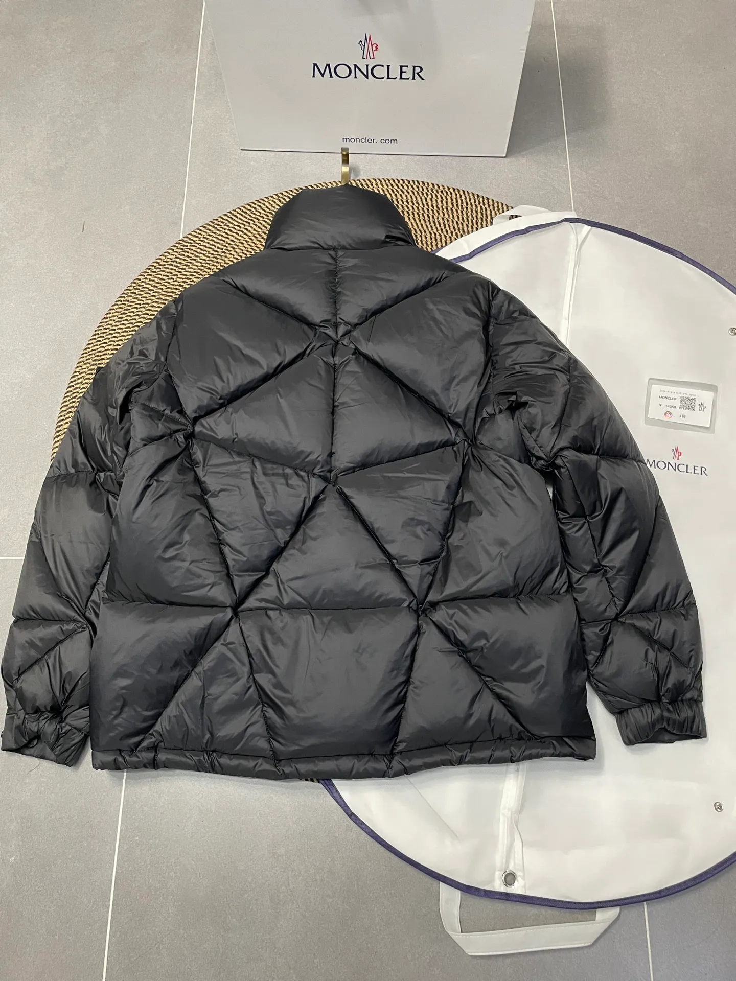 P800 Fei Dong collaborates with Moncler. Moncler once again joins hands with Pharrell Williams to create a joint series. The top 90 white duck I chose this time is the Moncler Genius product line. This Oak jacket is made of technical nylon, equipped with snap pockets and down padding to create the best warmth. The unique triangular car line will create a more artistic visual effect as a whole. The solid color dress is only decorated with LOGO on the chest and arms, which will not be too public while retaining the joint identity. It is also very versatile when paired together. This design technique has also appeared many times in Fei Dong’s joint brands, which is quite recognizable. Size: 1-5
