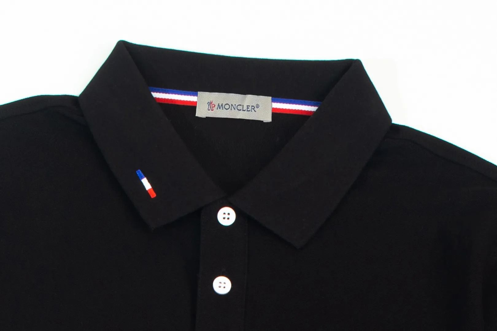 P210 MONCLER/Mask 25SS new logo embroidered lapel long-sleeved Polo shirt.  A simple yet refined T-shirt. The best item to create a modern and elegant look. Excellent channel product! Customer-supplied Piquet porous fiber pique cotton fabric, which can be called a "breathing fabric."  The unparalleled texture is inseparable from the exquisite materials used in craft tailoring. The craft knitted quilted design makes the hand feel extremely smooth and delicate without any roughness. The original logo design is more luxurious and noble. The upper body is comfortable and classy. The hand feels very smooth and soft. It can be easily controlled regardless of business, fashion or leisure. The age span is very large, which conforms to the trendy and practical dressing customs. It is the first choice for senior urban fashion people.  Black/white/Tibetan orchid Size: M~3XL