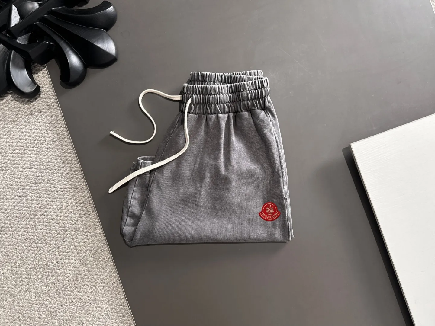 Next day shipment P300 High quality MONCLER/muzzle 2025 spring and summer new style high-definition elastic band casual solid color loose shorts, made with machines imported from Italy. The hem of the trousers is stitched with two needles. The stitching is fine and firm. The fabric is customized at the counter and has high breathability and comfort. The details are impeccable. The brand element design concept reflects high quality. It feels delicate and soft! It presents a casual cut and the upper body shape is great! Size: S-XXL