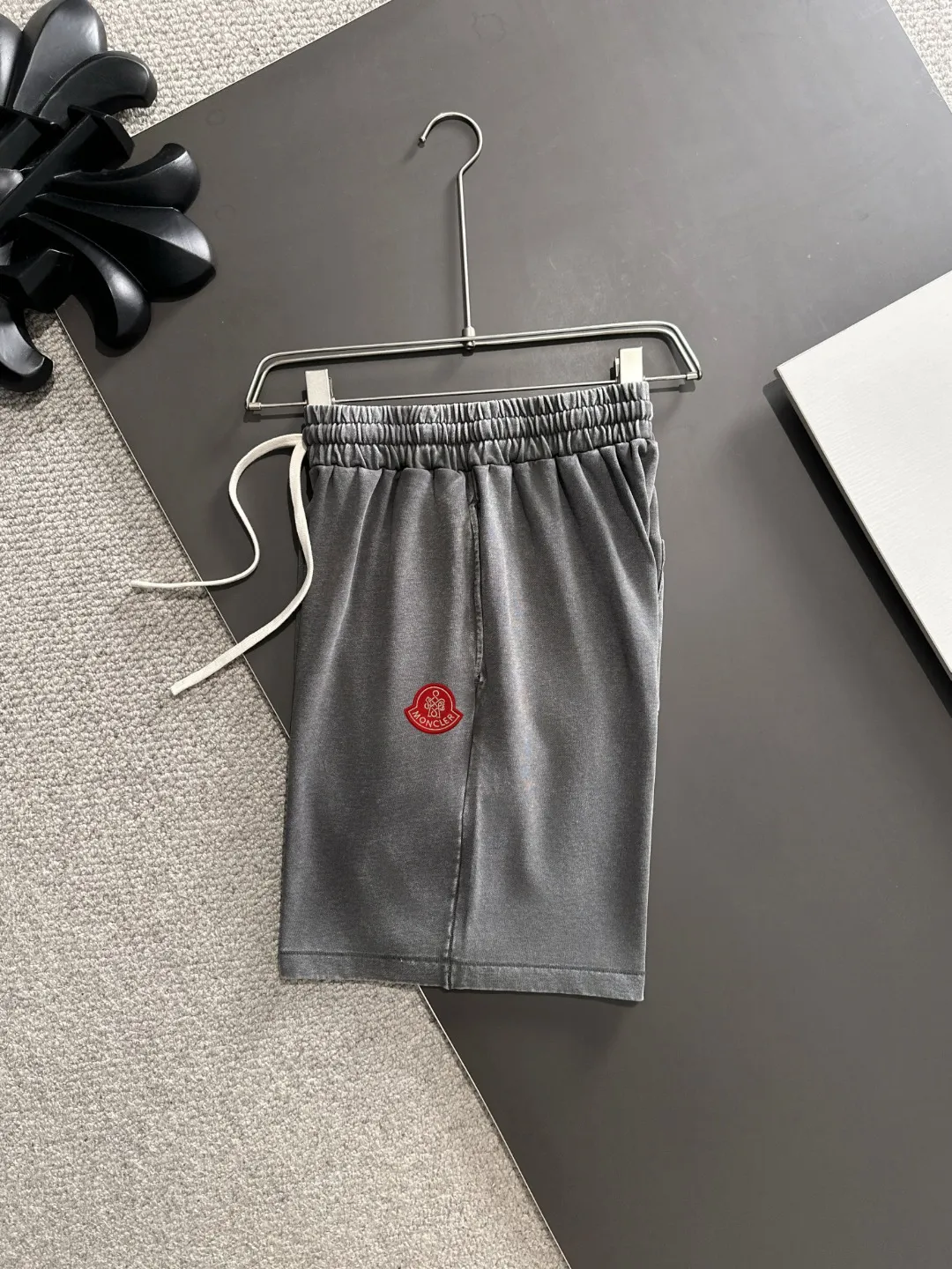 Next day shipment P300 High quality MONCLER/muzzle 2025 spring and summer new style high-definition elastic band casual solid color loose shorts, made with machines imported from Italy. The hem of the trousers is stitched with two needles. The stitching is fine and firm. The fabric is customized at the counter and has high breathability and comfort. The details are impeccable. The brand element design concept reflects high quality. It feels delicate and soft! It presents a casual cut and the upper body shape is great! Size: S-XXL