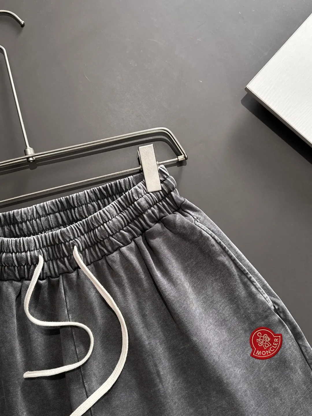 Next day shipment P300 High quality MONCLER/muzzle 2025 spring and summer new style high-definition elastic band casual solid color loose shorts, made with machines imported from Italy. The hem of the trousers is stitched with two needles. The stitching is fine and firm. The fabric is customized at the counter and has high breathability and comfort. The details are impeccable. The brand element design concept reflects high quality. It feels delicate and soft! It presents a casual cut and the upper body shape is great! Size: S-XXL