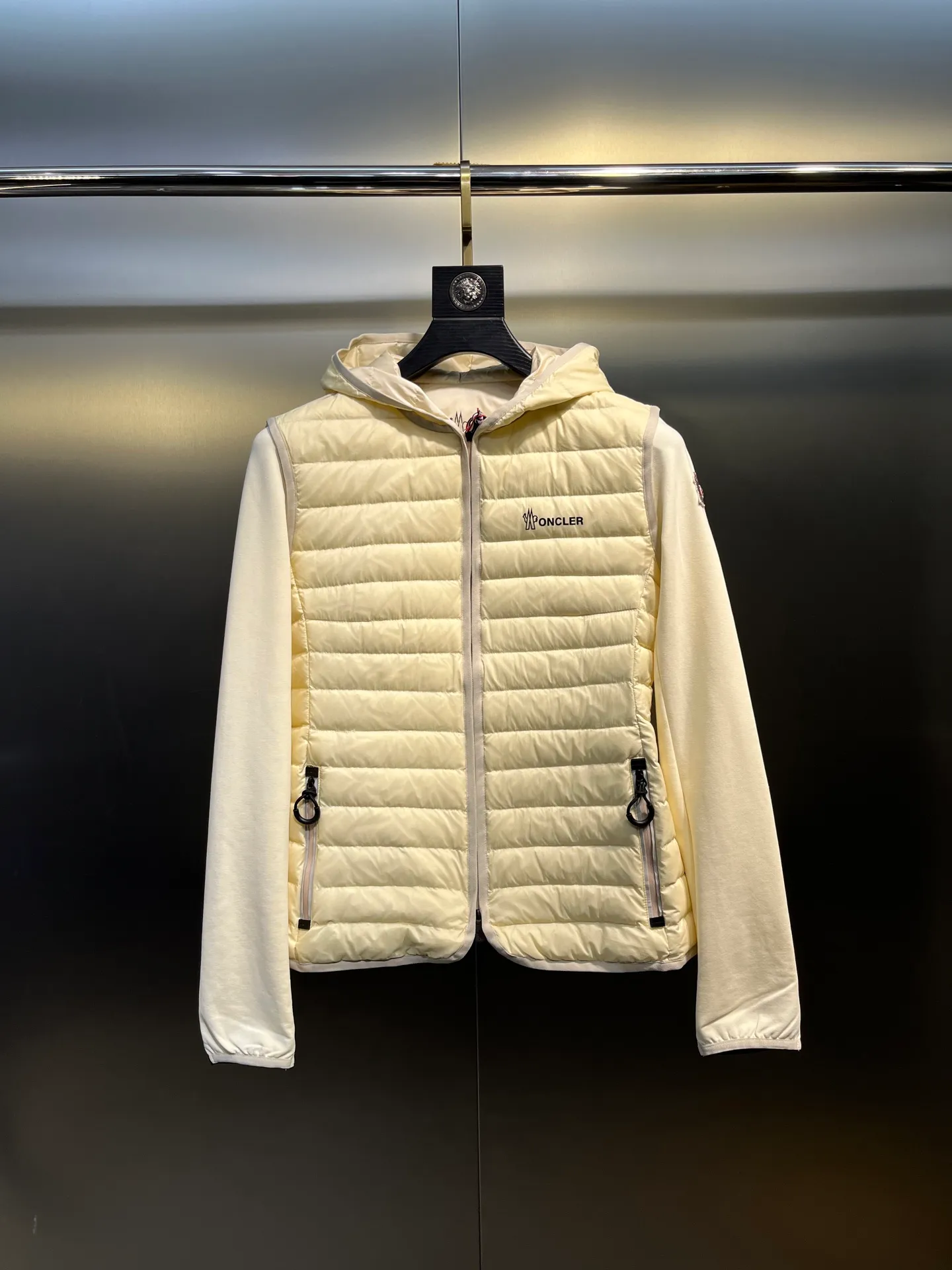 P800 moncler🌟 25 new autumn and winter style hooded down jacket with splicing design. Short version. The upper body can easily divide the figure. The proportions are slim and tall. The hooded long-sleeved spliced knitted windproof, warm and capable. It is sweet, cool and versatile for daily swing. No matter the figure, the upper body can easily elongate the visual proportion. Invincible slimming and heightening. It is also super friendly for small people. The upper body is cool, sassy and handsome. National standard 90 white duck down filling Warm, lightweight and compact. Classic logo embellishment. A must-have item for winter styling and warmth. Size: s-xl