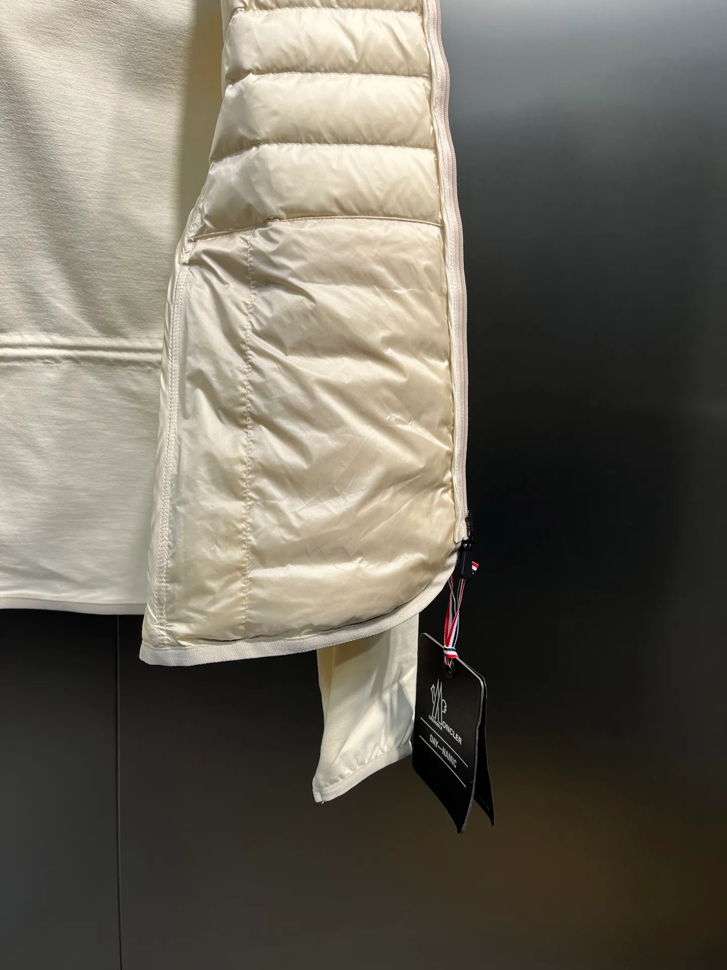 P800 moncler🌟 25 new autumn and winter style hooded down jacket with splicing design. Short version. The upper body can easily divide the figure. The proportions are slim and tall. The hooded long-sleeved spliced knitted windproof, warm and capable. It is sweet, cool and versatile for daily swing. No matter the figure, the upper body can easily elongate the visual proportion. Invincible slimming and heightening. It is also super friendly for small people. The upper body is cool, sassy and handsome. National standard 90 white duck down filling Warm, lightweight and compact. Classic logo embellishment. A must-have item for winter styling and warmth. Size: s-xl