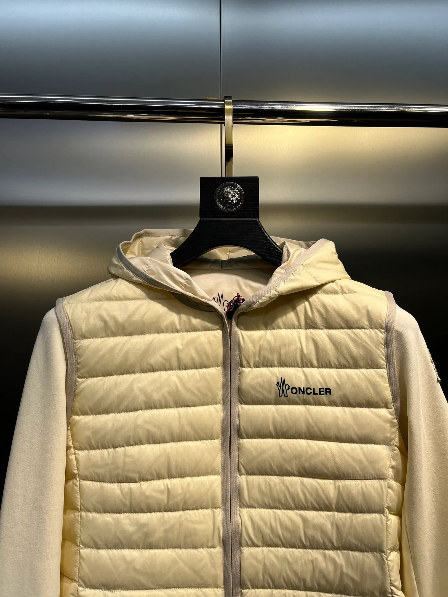 P800 moncler🌟 25 new autumn and winter style hooded down jacket with splicing design. Short version. The upper body can easily divide the figure. The proportions are slim and tall. The hooded long-sleeved spliced knitted windproof, warm and capable. It is sweet, cool and versatile for daily swing. No matter the figure, the upper body can easily elongate the visual proportion. Invincible slimming and heightening. It is also super friendly for small people. The upper body is cool, sassy and handsome. National standard 90 white duck down filling Warm, lightweight and compact. Classic logo embellishment. A must-have item for winter styling and warmth. Size: s-xl