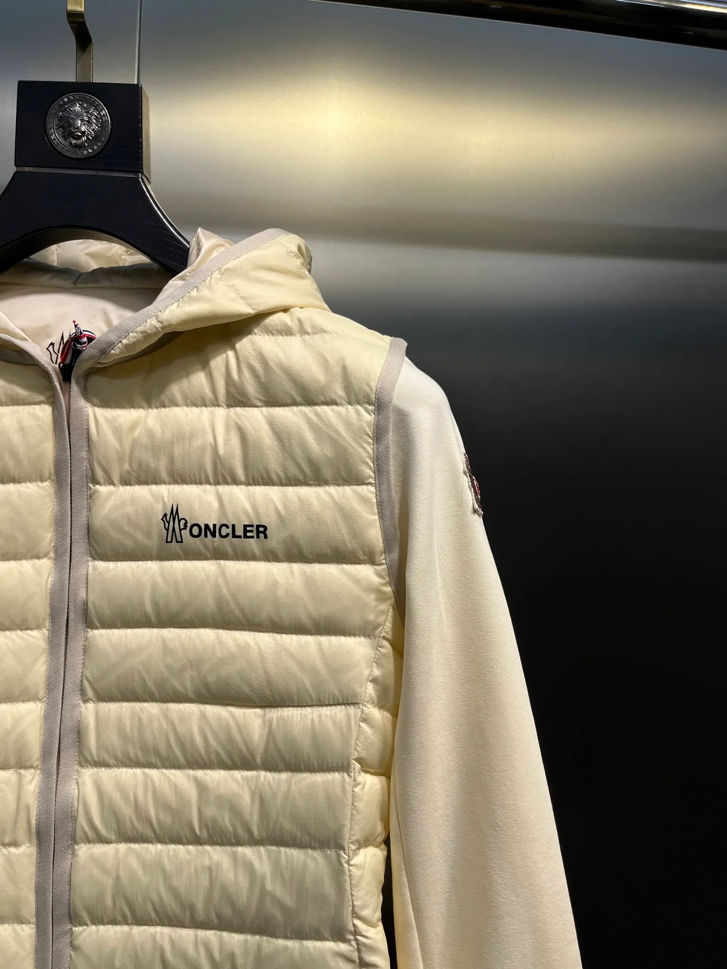 P800 moncler🌟 25 new autumn and winter style hooded down jacket with splicing design. Short version. The upper body can easily divide the figure. The proportions are slim and tall. The hooded long-sleeved spliced knitted windproof, warm and capable. It is sweet, cool and versatile for daily swing. No matter the figure, the upper body can easily elongate the visual proportion. Invincible slimming and heightening. It is also super friendly for small people. The upper body is cool, sassy and handsome. National standard 90 white duck down filling Warm, lightweight and compact. Classic logo embellishment. A must-have item for winter styling and warmth. Size: s-xl
