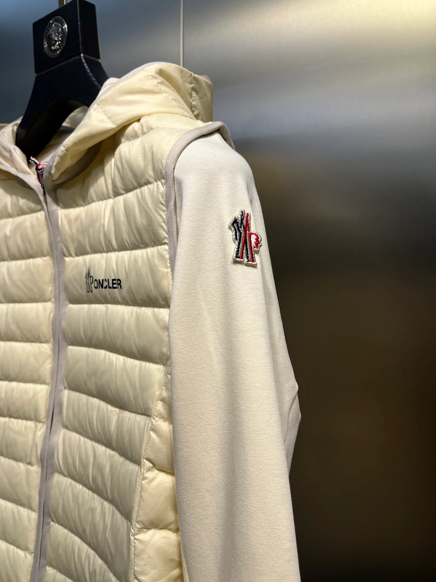 P800 moncler🌟 25 new autumn and winter style hooded down jacket with splicing design. Short version. The upper body can easily divide the figure. The proportions are slim and tall. The hooded long-sleeved spliced knitted windproof, warm and capable. It is sweet, cool and versatile for daily swing. No matter the figure, the upper body can easily elongate the visual proportion. Invincible slimming and heightening. It is also super friendly for small people. The upper body is cool, sassy and handsome. National standard 90 white duck down filling Warm, lightweight and compact. Classic logo embellishment. A must-have item for winter styling and warmth. Size: s-xl