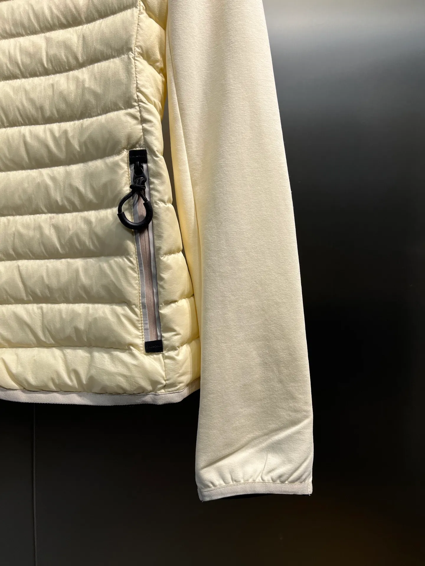 P800 moncler🌟 25 new autumn and winter style hooded down jacket with splicing design. Short version. The upper body can easily divide the figure. The proportions are slim and tall. The hooded long-sleeved spliced knitted windproof, warm and capable. It is sweet, cool and versatile for daily swing. No matter the figure, the upper body can easily elongate the visual proportion. Invincible slimming and heightening. It is also super friendly for small people. The upper body is cool, sassy and handsome. National standard 90 white duck down filling Warm, lightweight and compact. Classic logo embellishment. A must-have item for winter styling and warmth. Size: s-xl