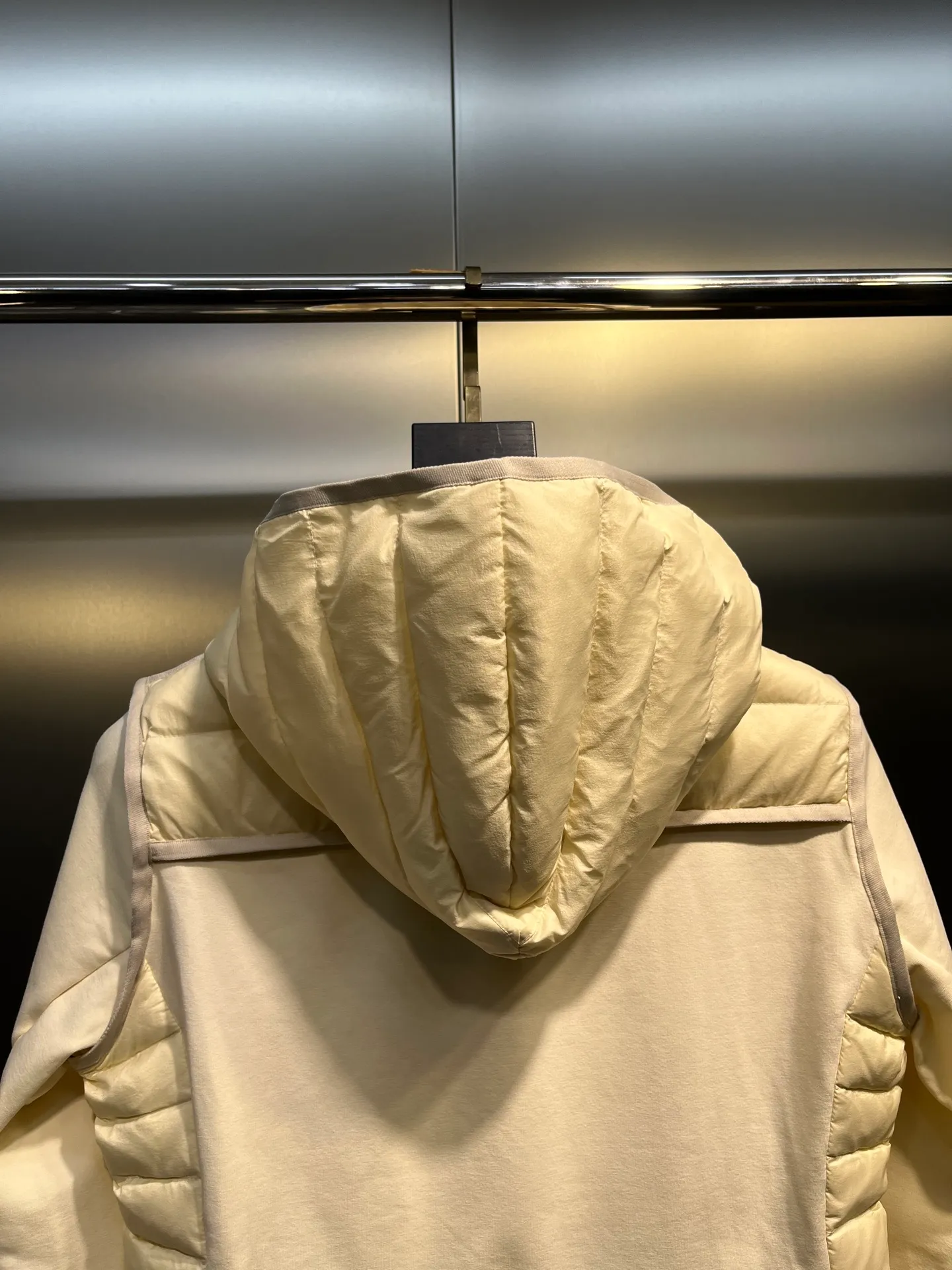 P800 moncler🌟 25 new autumn and winter style hooded down jacket with splicing design. Short version. The upper body can easily divide the figure. The proportions are slim and tall. The hooded long-sleeved spliced knitted windproof, warm and capable. It is sweet, cool and versatile for daily swing. No matter the figure, the upper body can easily elongate the visual proportion. Invincible slimming and heightening. It is also super friendly for small people. The upper body is cool, sassy and handsome. National standard 90 white duck down filling Warm, lightweight and compact. Classic logo embellishment. A must-have item for winter styling and warmth. Size: s-xl