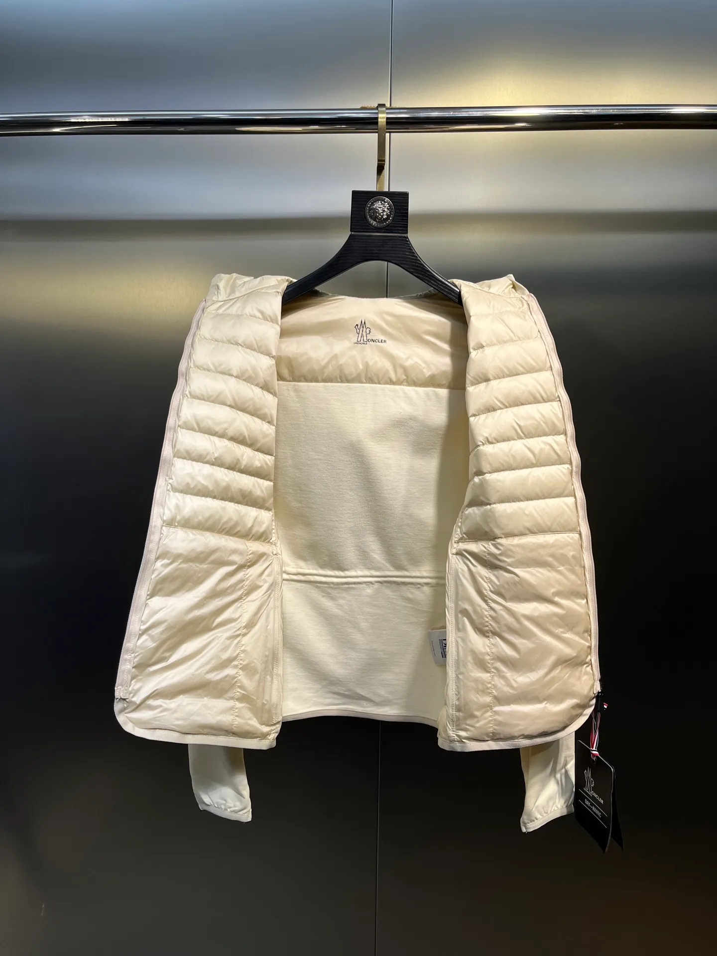 P800 moncler🌟 25 new autumn and winter style hooded down jacket with splicing design. Short version. The upper body can easily divide the figure. The proportions are slim and tall. The hooded long-sleeved spliced knitted windproof, warm and capable. It is sweet, cool and versatile for daily swing. No matter the figure, the upper body can easily elongate the visual proportion. Invincible slimming and heightening. It is also super friendly for small people. The upper body is cool, sassy and handsome. National standard 90 white duck down filling Warm, lightweight and compact. Classic logo embellishment. A must-have item for winter styling and warmth. Size: s-xl
