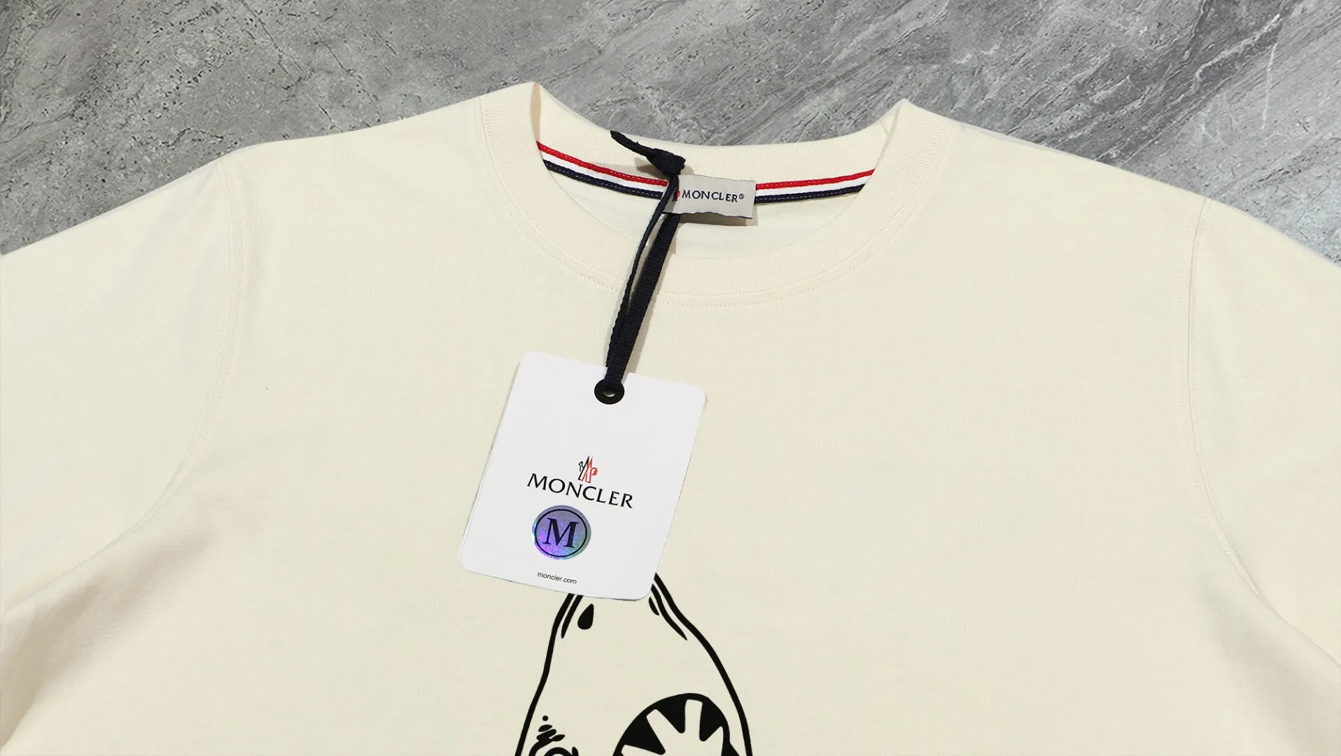 P140 💰Upgraded version "Mobile phone smart sensor ~ NFC chip armband ~ direct access to the official website for anti-counterfeiting" "Moncler ~ Mouth Mouth" 2025 new high-quality round neck short-sleeved T-shirt. The cuffs have imported embroidered labels. Customized dyeing, very comfortable to touch. Super versatile and good-looking short-sleeved. Complete with three labels. Non-market ordinary version. Feel free to compare. Quality is absolutely guaranteed! ‼ First of all, this original fabric is all custom-woven with 32-count double yarn fabric, 250G, and the weight is the same‼ Fine workmanship, double waistcoat method, double waistcoat method, double waistcoat method makes the whole dress more three-dimensional, which is not a craft that ordinary T-shirts can achieve🤪 Size: S-M-L-XL-2XL Color: black, white, apricot, same style for men and women