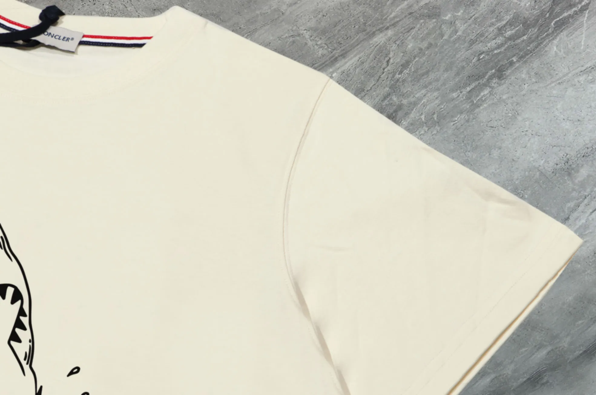 P140 💰Upgraded version "Mobile phone smart sensor ~ NFC chip armband ~ direct access to the official website for anti-counterfeiting" "Moncler ~ Mouth Mouth" 2025 new high-quality round neck short-sleeved T-shirt. The cuffs have imported embroidered labels. Customized dyeing, very comfortable to touch. Super versatile and good-looking short-sleeved. Complete with three labels. Non-market ordinary version. Feel free to compare. Quality is absolutely guaranteed! ‼ First of all, this original fabric is all custom-woven with 32-count double yarn fabric, 250G, and the weight is the same‼ Fine workmanship, double waistcoat method, double waistcoat method, double waistcoat method makes the whole dress more three-dimensional, which is not a craft that ordinary T-shirts can achieve🤪 Size: S-M-L-XL-2XL Color: black, white, apricot, same style for men and women