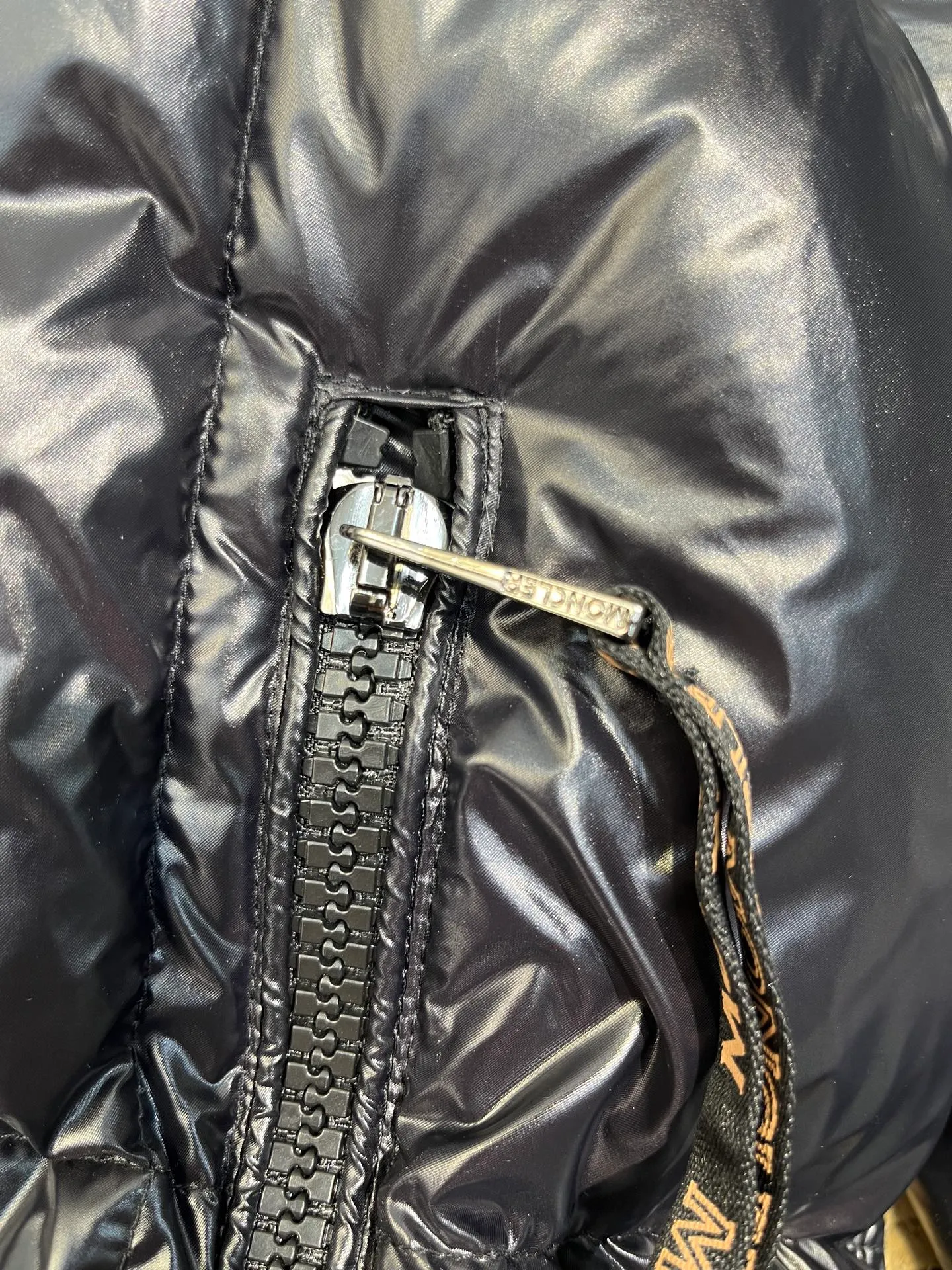P760 moncler 🌟Co-branded down jacket. Original custom-made hardware accessories are all imported and original customization. Welcome to compare. Absolutely high quality. Use top-grade 90 white duck down. Super soft. Filled with fluffy and full feathers. Super heavy-duty. Fabric workmanship is perfect. Note that the fabric is super comfortable. Exclusive model. Non-market product. Size: 0123
