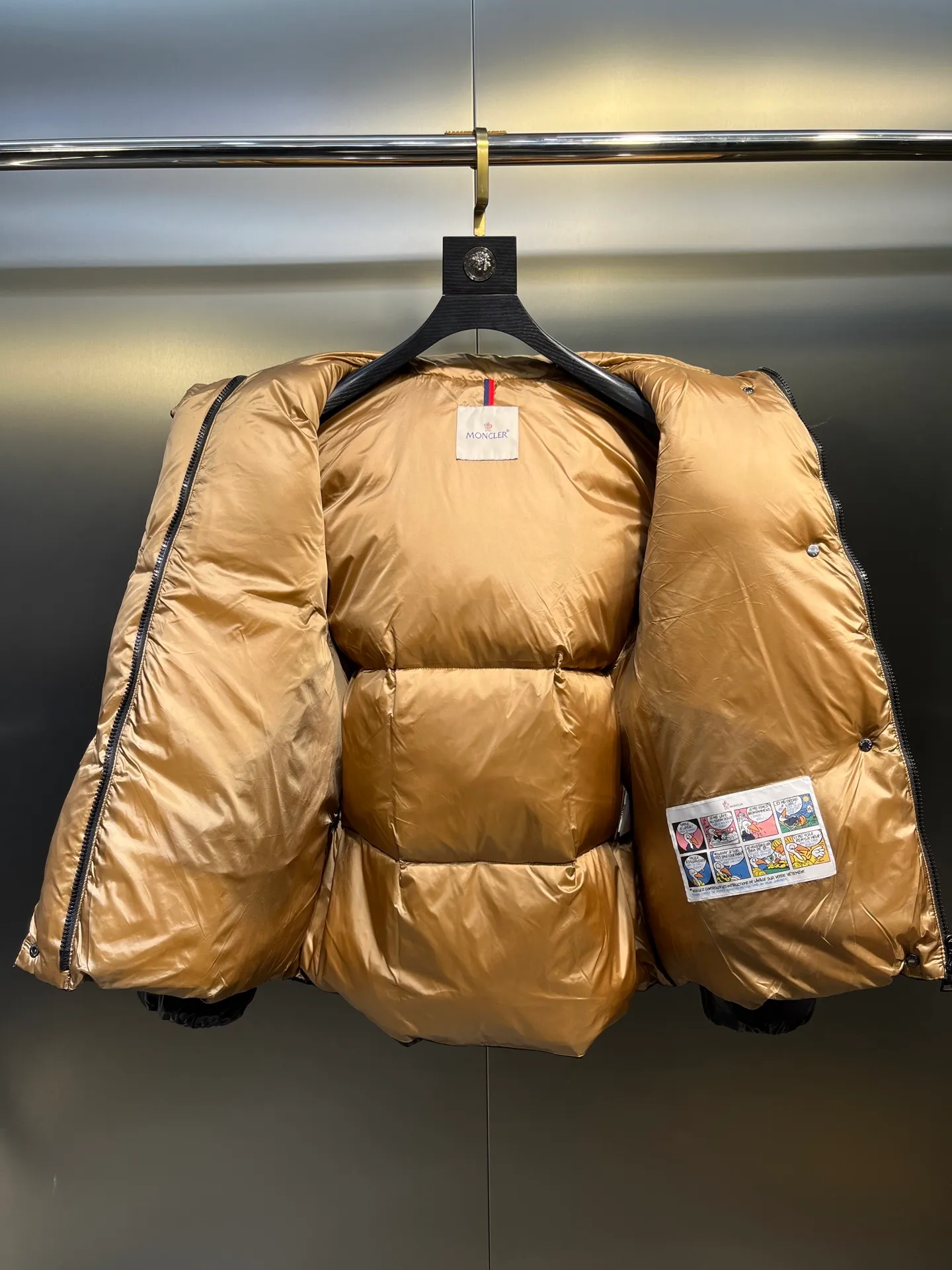 P760 moncler 🌟Co-branded down jacket. Original custom-made hardware accessories are all imported and original customization. Welcome to compare. Absolutely high quality. Use top-grade 90 white duck down. Super soft. Filled with fluffy and full feathers. Super heavy-duty. Fabric workmanship is perfect. Note that the fabric is super comfortable. Exclusive model. Non-market product. Size: 0123