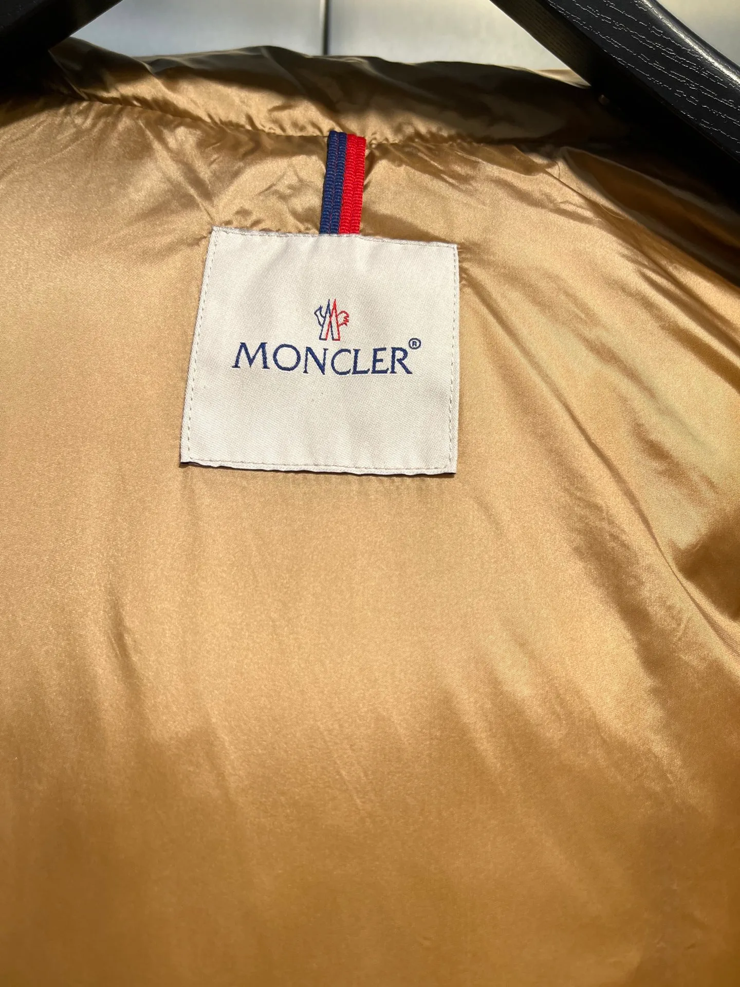 P760 moncler 🌟Co-branded down jacket. Original custom-made hardware accessories are all imported and original customization. Welcome to compare. Absolutely high quality. Use top-grade 90 white duck down. Super soft. Filled with fluffy and full feathers. Super heavy-duty. Fabric workmanship is perfect. Note that the fabric is super comfortable. Exclusive model. Non-market product. Size: 0123