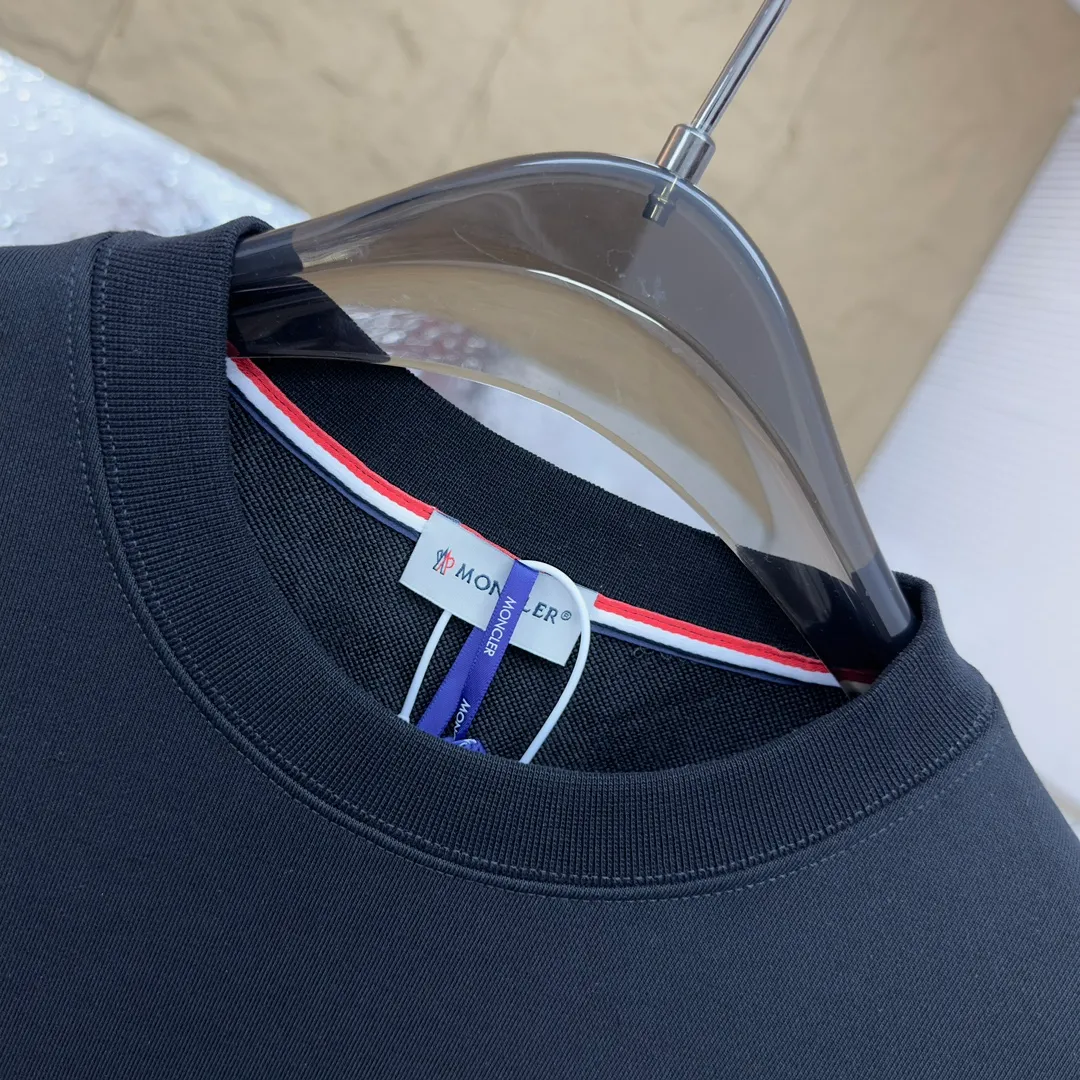 P280 Brand: Mengkou🤳𝐌𝐎𝐍𝐂𝐋𝐄𝐑 Fabric: ☑️Made of 440g double-strand pure cotton terry👕 Fabric: ☑️Thread with 1*1 double yarn thread. 🔜Comes with dyeing in the same tank. Craftsmanship: ☑️The embroidery uses 3D three-dimensional embroidery technology, 🇧🇫The original computer scan and print is restored 1:1. The pattern is clear and the needle count is dense. It is a rare high-end product on the market! 🇲🇩All three standards are complete! Size: ☑️S 〰️M 〰️L 〰️XL 〰️XXL