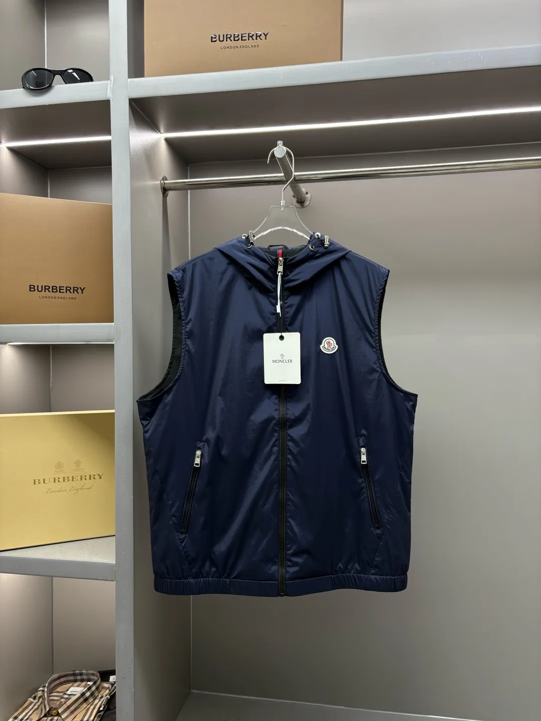 P490 Moncler Mouth New Letter Thin Cotton Vest Original Fabric Original Accessories Official Same Model Used Imported Polyester Fabric, Customized Same-tank Dyed Fabric Very Comfortable and Smooth to the Hand Very Wide and Stylish It Will Not Deform After Long-term Wear Produced by a First-line Brand Factory The Label Is Full and Textured The Latest Autumn and Winter Style Fashionable and Personalized Super Versatile and Good-looking One Very Suitable for Men and Women A Must-Have Style Color: Black Sapphire Blue Size: L-4XL