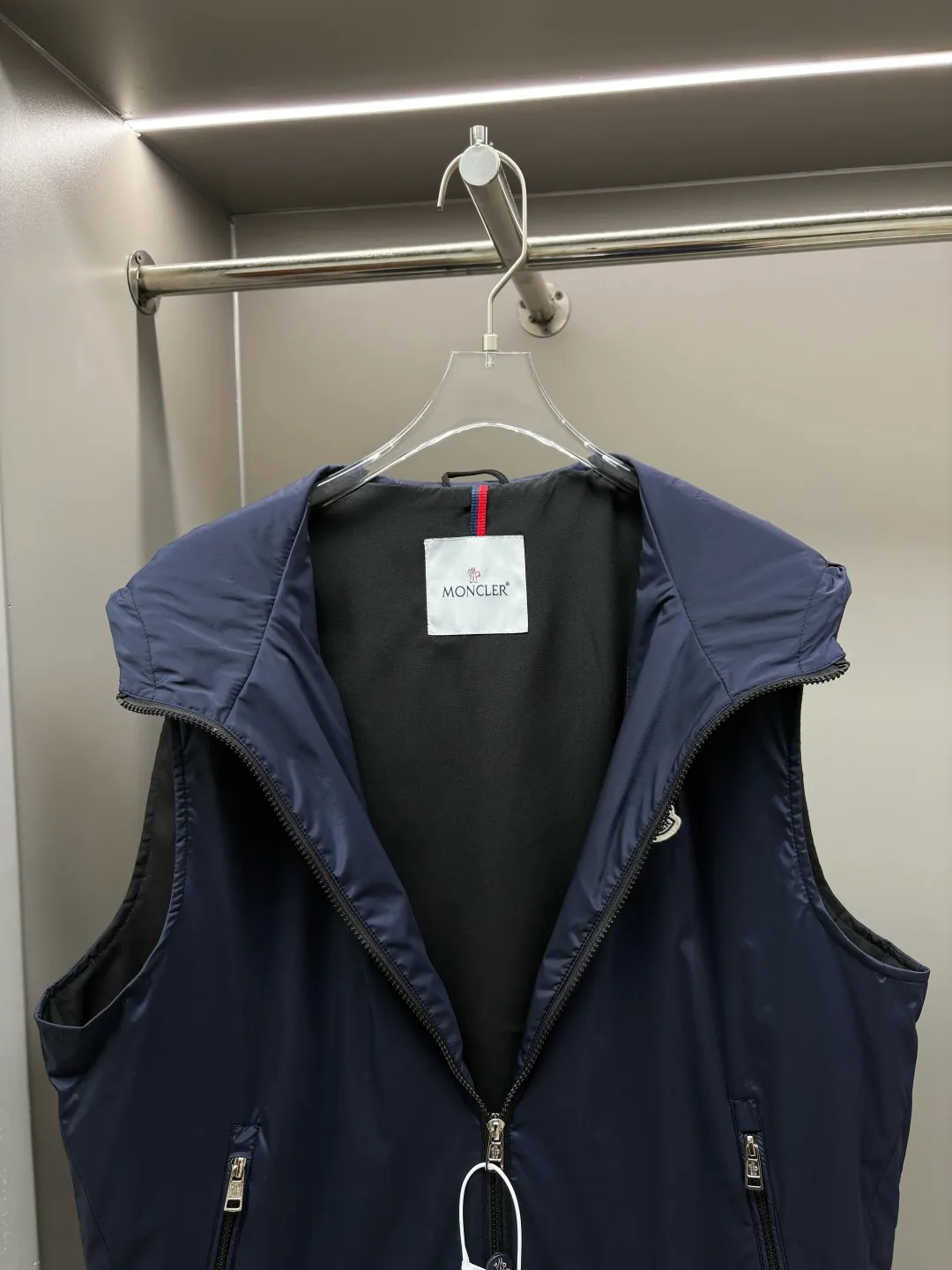 P490 Moncler Mouth New Letter Thin Cotton Vest Original Fabric Original Accessories Official Same Model Used Imported Polyester Fabric, Customized Same-tank Dyed Fabric Very Comfortable and Smooth to the Hand Very Wide and Stylish It Will Not Deform After Long-term Wear Produced by a First-line Brand Factory The Label Is Full and Textured The Latest Autumn and Winter Style Fashionable and Personalized Super Versatile and Good-looking One Very Suitable for Men and Women A Must-Have Style Color: Black Sapphire Blue Size: L-4XL