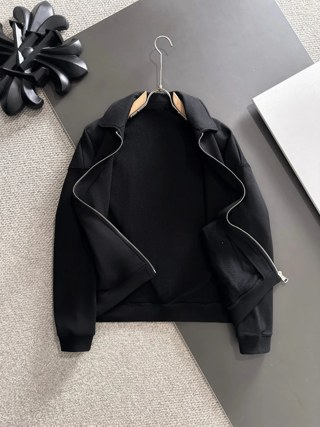 Next day delivery P460 High quality MONCLER/muzzle Exclusive debut of the new 25ss autumn and winter lapel zipper jacket Many stars have the same style. Craftsmanship that ordinary small workshops cannot copy. We are not afraid of any challenges in terms of materials, detail restoration and craftsmanship, just to provide everyone with wonderful products. Compare the top original versions at will. No expense is spared just to do better. Unique imported fabric feel. Purely imported German machine production. Precision operation and thousands of needle density. A full set of new accessories with three standards can be customized at the same time. The upper body is versatile and fashionable. The perfect choice for autumn and winter. The must-have item. Size chart: S to XXL (or state your height and weight when placing an order)