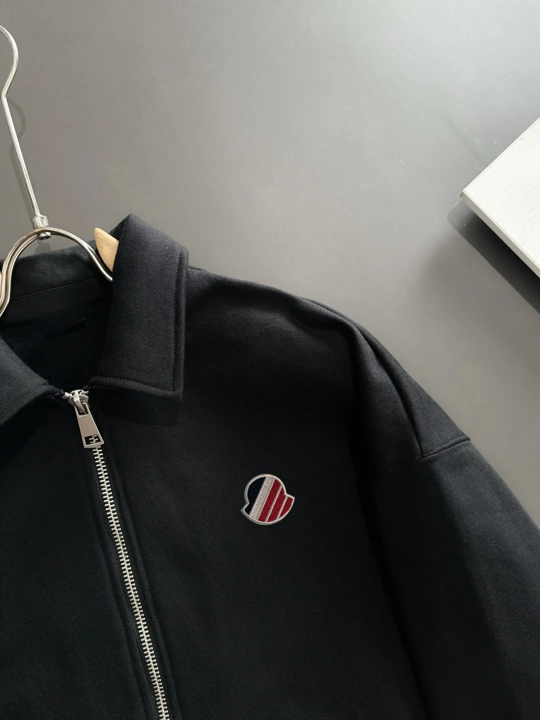 Next day delivery P460 High quality MONCLER/muzzle Exclusive debut of the new 25ss autumn and winter lapel zipper jacket Many stars have the same style. Craftsmanship that ordinary small workshops cannot copy. We are not afraid of any challenges in terms of materials, detail restoration and craftsmanship, just to provide everyone with wonderful products. Compare the top original versions at will. No expense is spared just to do better. Unique imported fabric feel. Purely imported German machine production. Precision operation and thousands of needle density. A full set of new accessories with three standards can be customized at the same time. The upper body is versatile and fashionable. The perfect choice for autumn and winter. The must-have item. Size chart: S to XXL (or state your height and weight when placing an order)