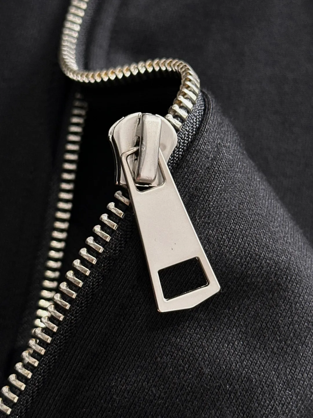 Next day delivery P460 High quality MONCLER/muzzle Exclusive debut of the new 25ss autumn and winter lapel zipper jacket Many stars have the same style. Craftsmanship that ordinary small workshops cannot copy. We are not afraid of any challenges in terms of materials, detail restoration and craftsmanship, just to provide everyone with wonderful products. Compare the top original versions at will. No expense is spared just to do better. Unique imported fabric feel. Purely imported German machine production. Precision operation and thousands of needle density. A full set of new accessories with three standards can be customized at the same time. The upper body is versatile and fashionable. The perfect choice for autumn and winter. The must-have item. Size chart: S to XXL (or state your height and weight when placing an order)